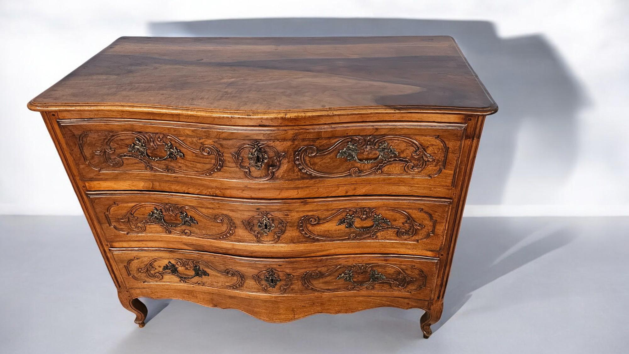 Italienische antike italienische Luigi XV.-Kommode aus massivem Nussbaumholz, 1750er Jahre im Angebot 8