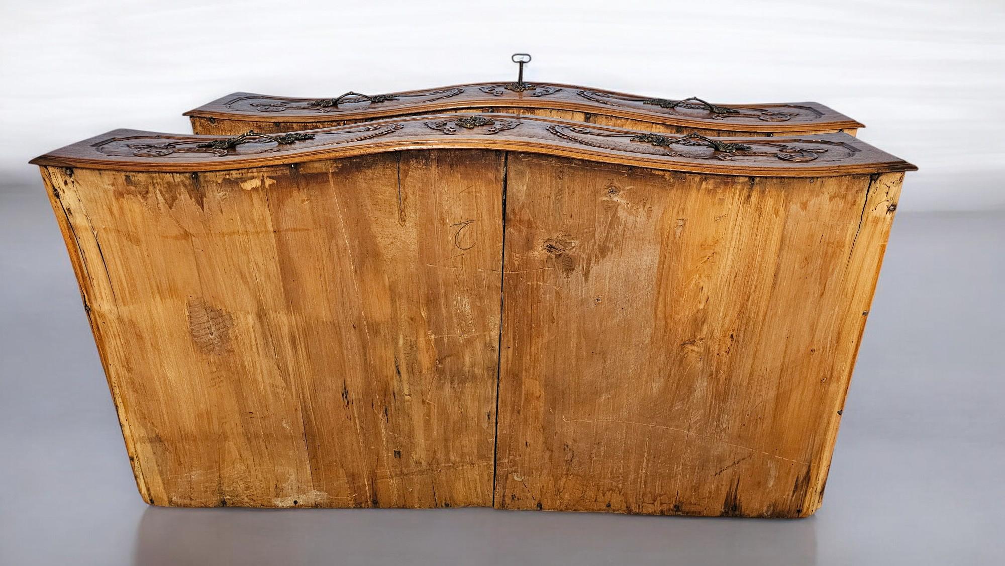 Italienische antike italienische Luigi XV.-Kommode aus massivem Nussbaumholz, 1750er Jahre im Angebot 9
