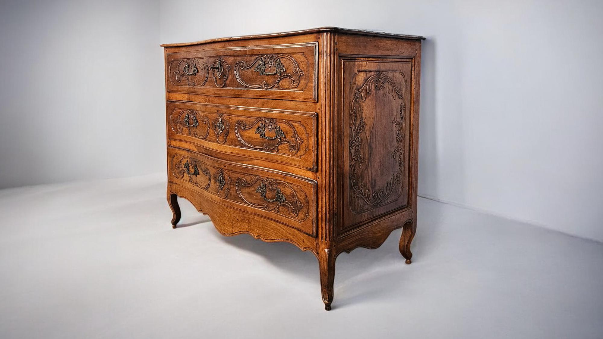 Italienische antike italienische Luigi XV.-Kommode aus massivem Nussbaumholz, 1750er Jahre im Angebot 11