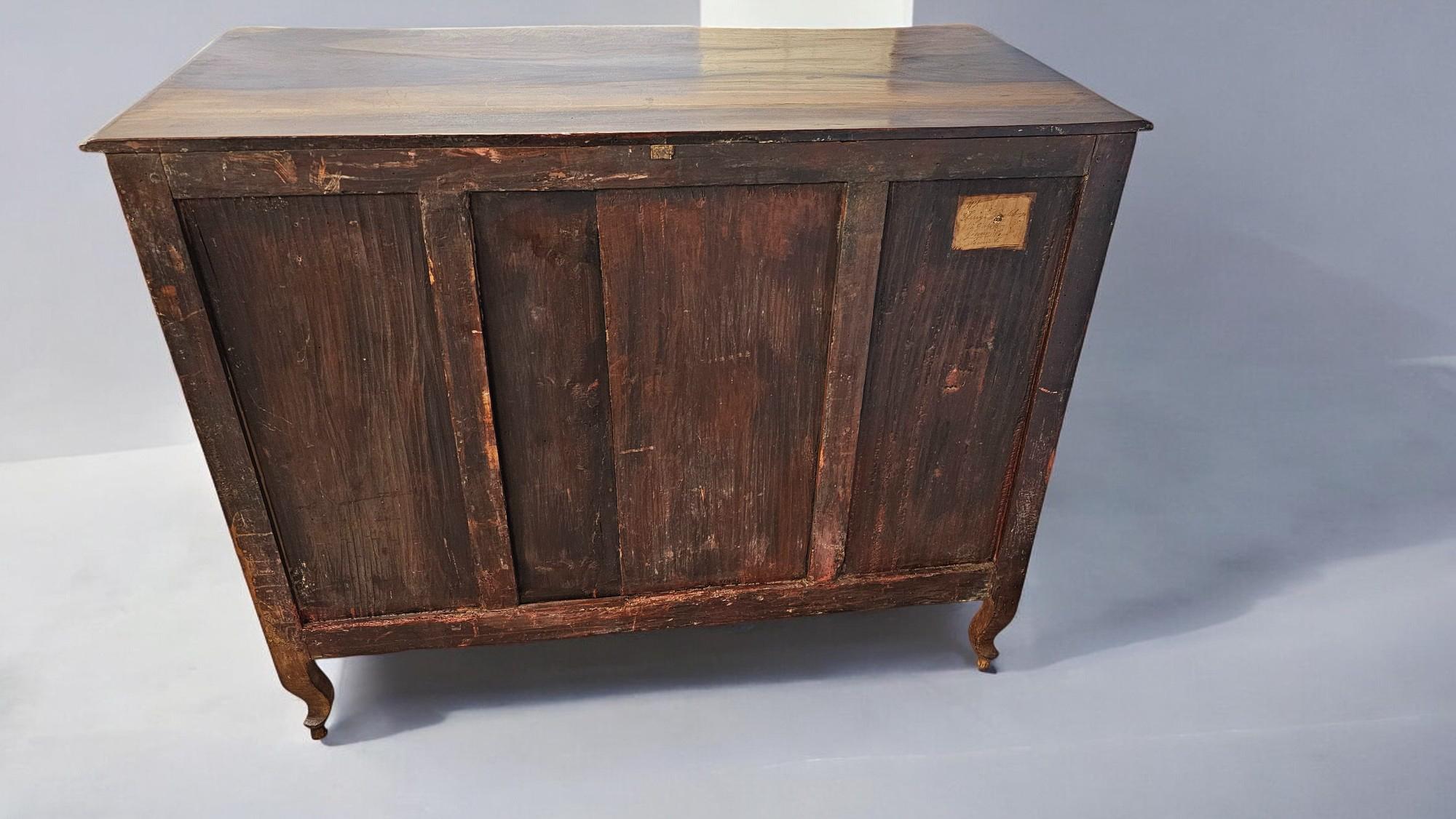 Italienische antike italienische Luigi XV.-Kommode aus massivem Nussbaumholz, 1750er Jahre im Angebot 12
