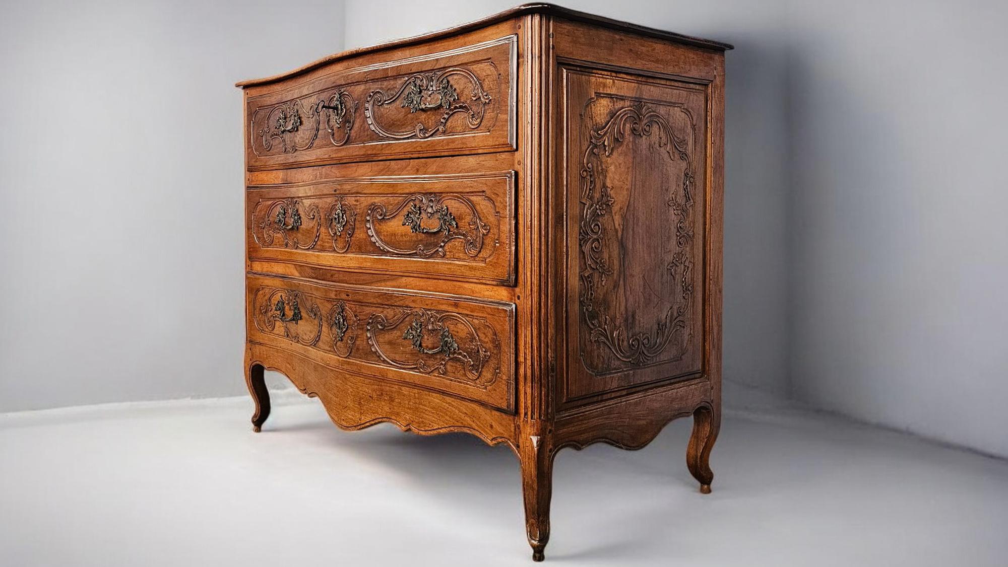 Italienische antike italienische Luigi XV.-Kommode aus massivem Nussbaumholz, 1750er Jahre (Louis XV.) im Angebot