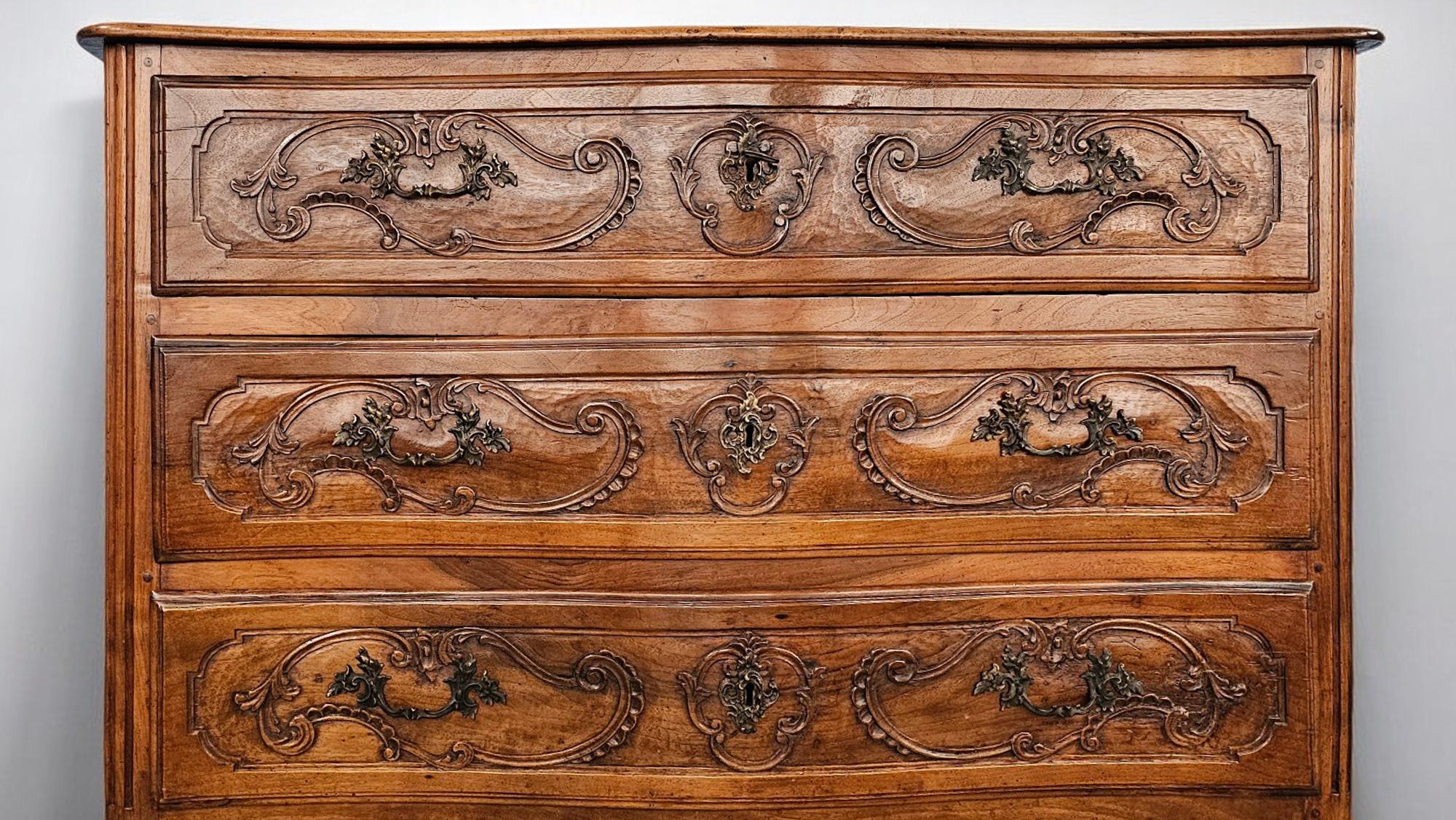 Italienische antike italienische Luigi XV.-Kommode aus massivem Nussbaumholz, 1750er Jahre (Handgeschnitzt) im Angebot