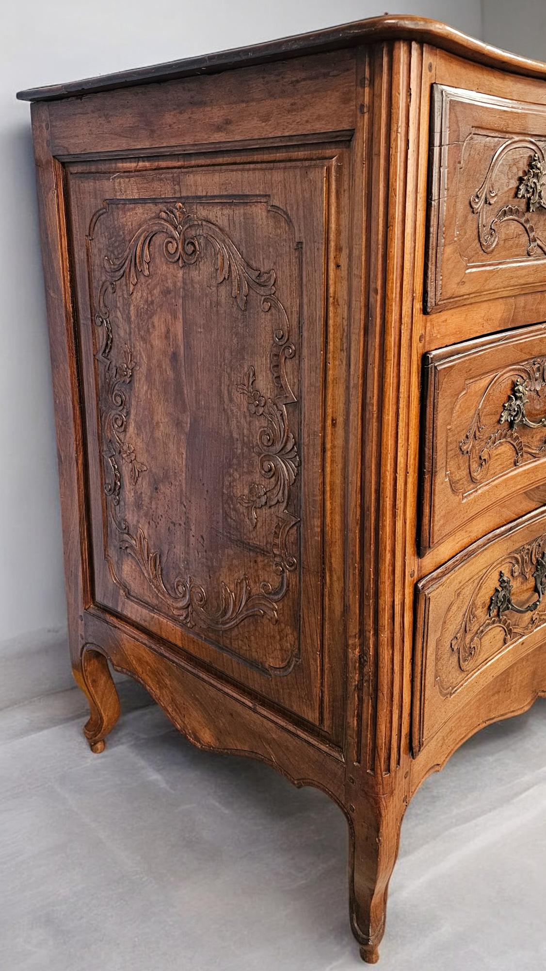 Italienische antike italienische Luigi XV.-Kommode aus massivem Nussbaumholz, 1750er Jahre im Zustand „Gut“ im Angebot in Traversetolo, IT