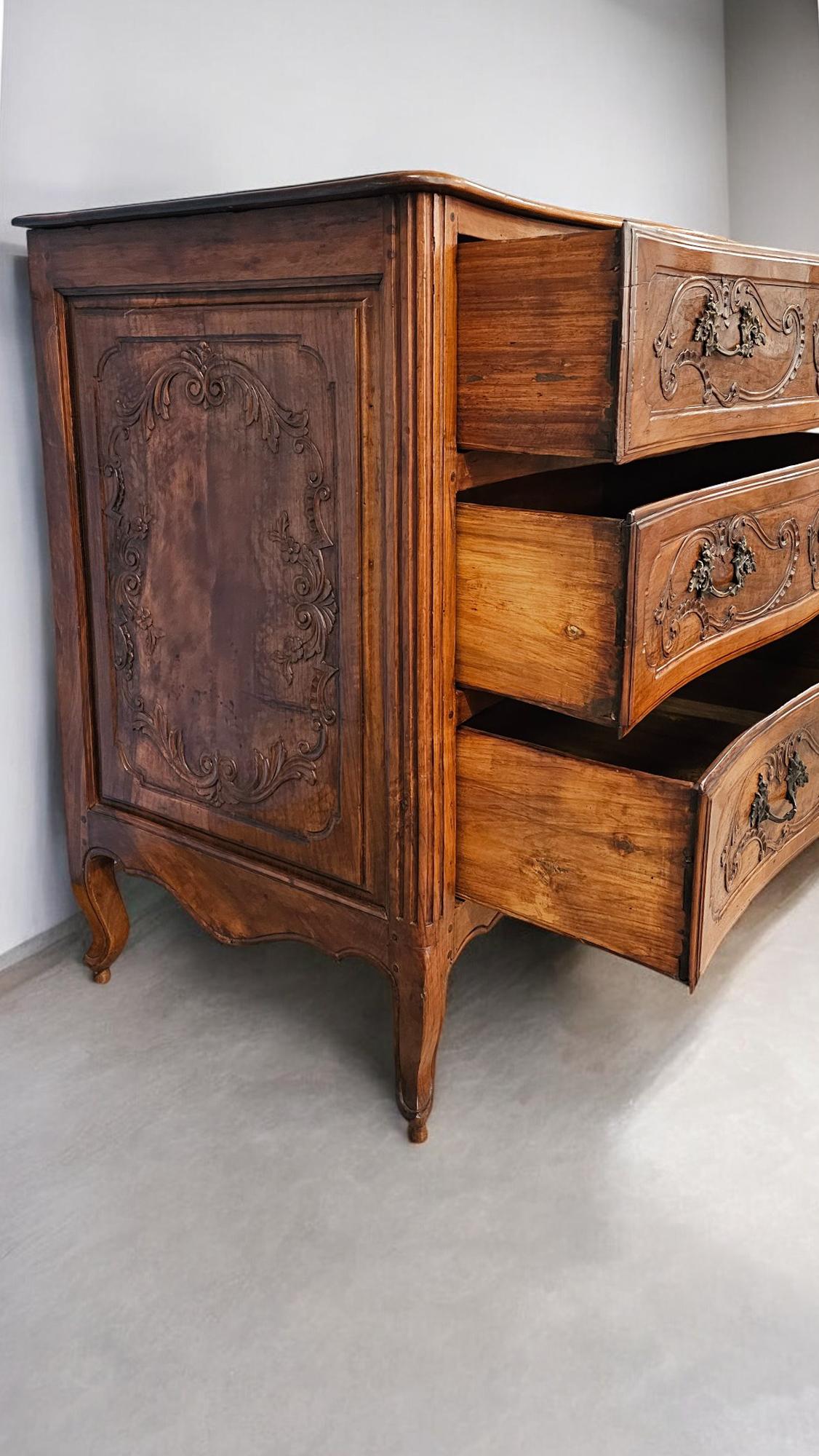 Italienische antike italienische Luigi XV.-Kommode aus massivem Nussbaumholz, 1750er Jahre (Mitte des 18. Jahrhunderts) im Angebot
