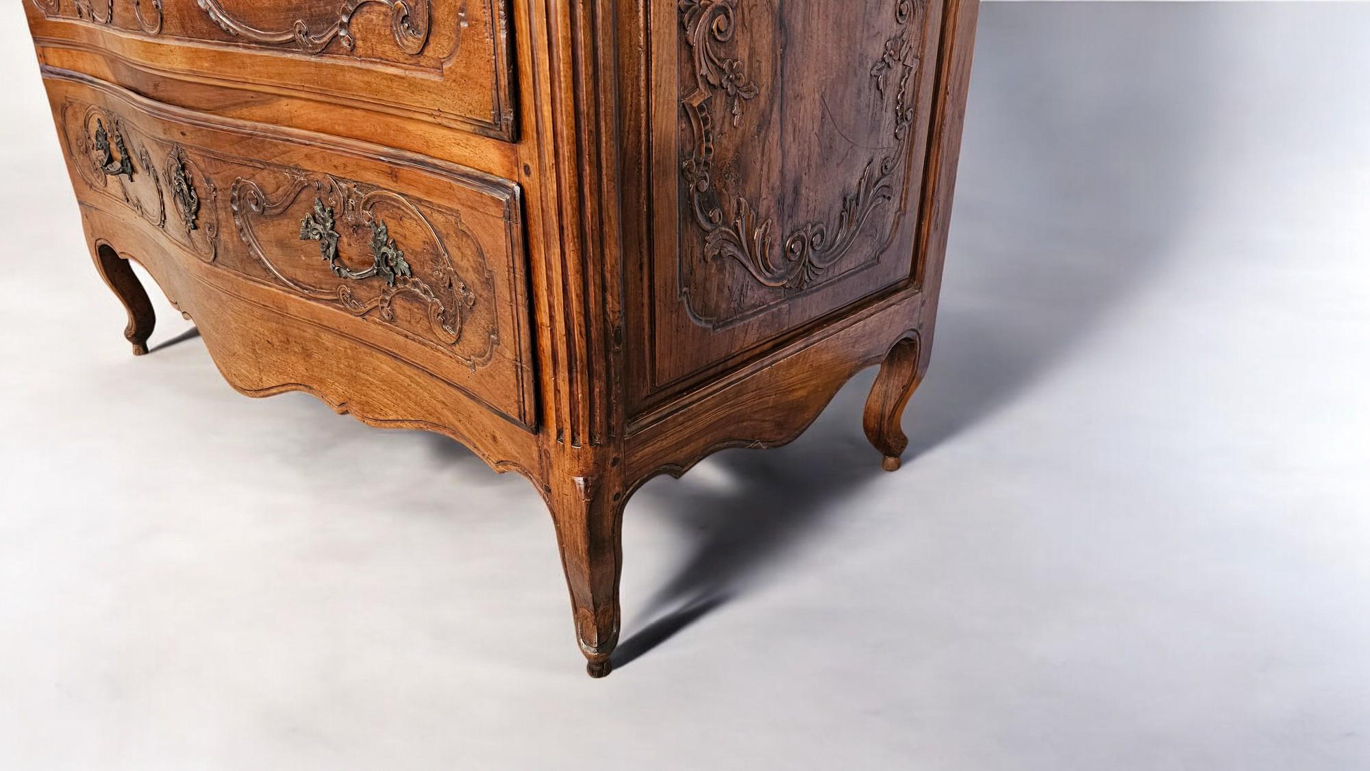 Italienische antike italienische Luigi XV.-Kommode aus massivem Nussbaumholz, 1750er Jahre im Angebot 1