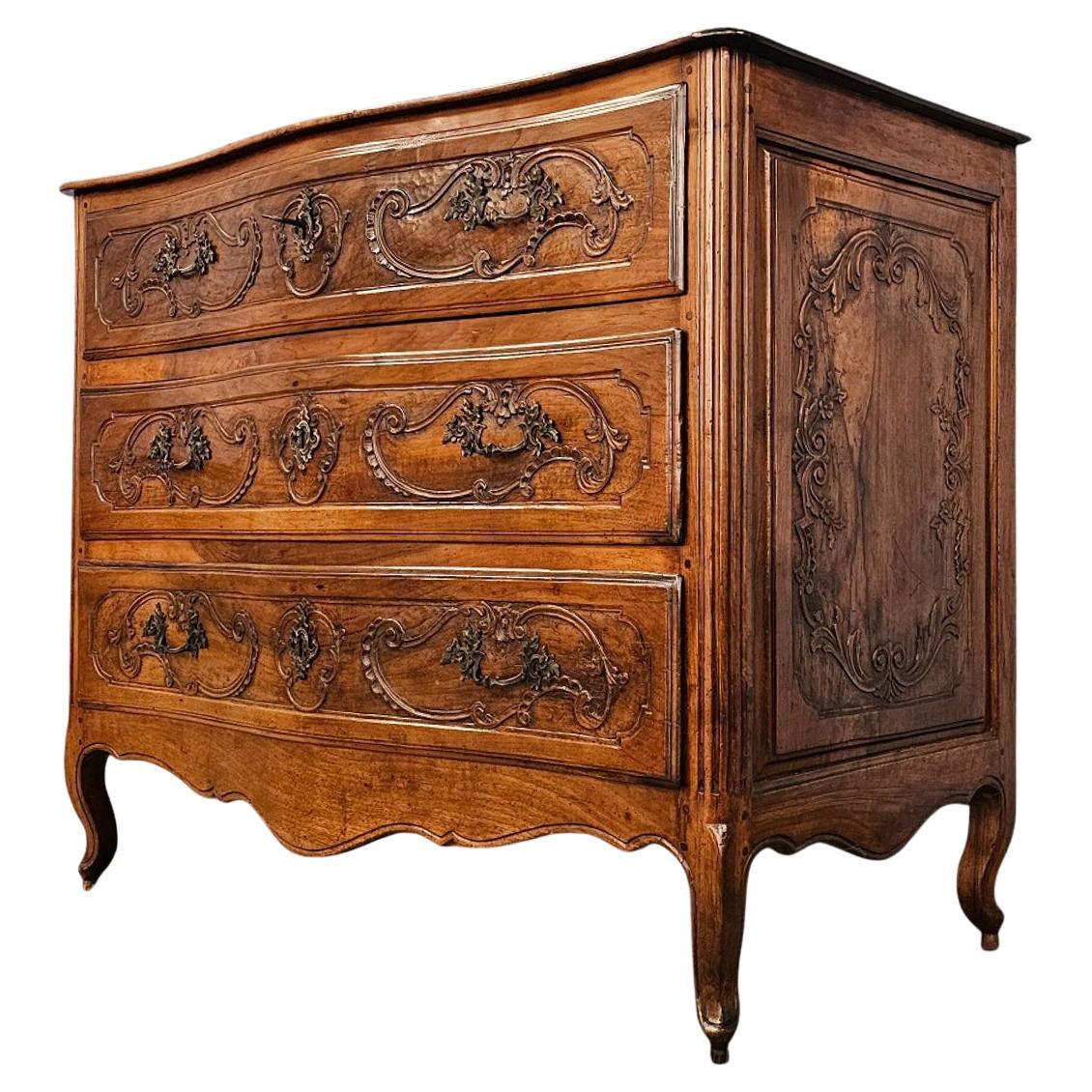Italienische antike italienische Luigi XV.-Kommode aus massivem Nussbaumholz, 1750er Jahre im Angebot