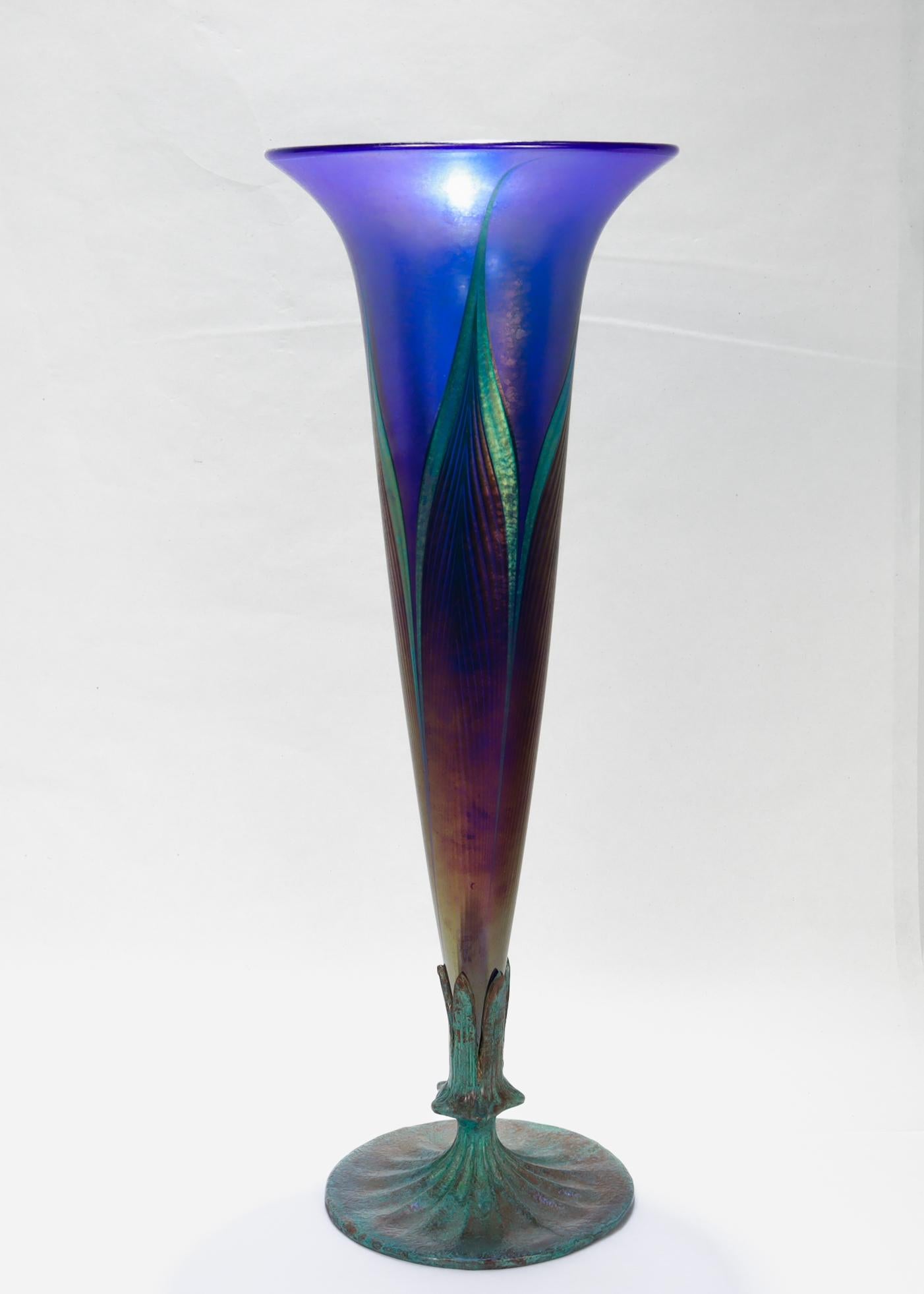 Antike Lundberg Studios Kunstglas gezogene Feder Kupfer montiert Trompete Vase (Art nouveau) im Angebot