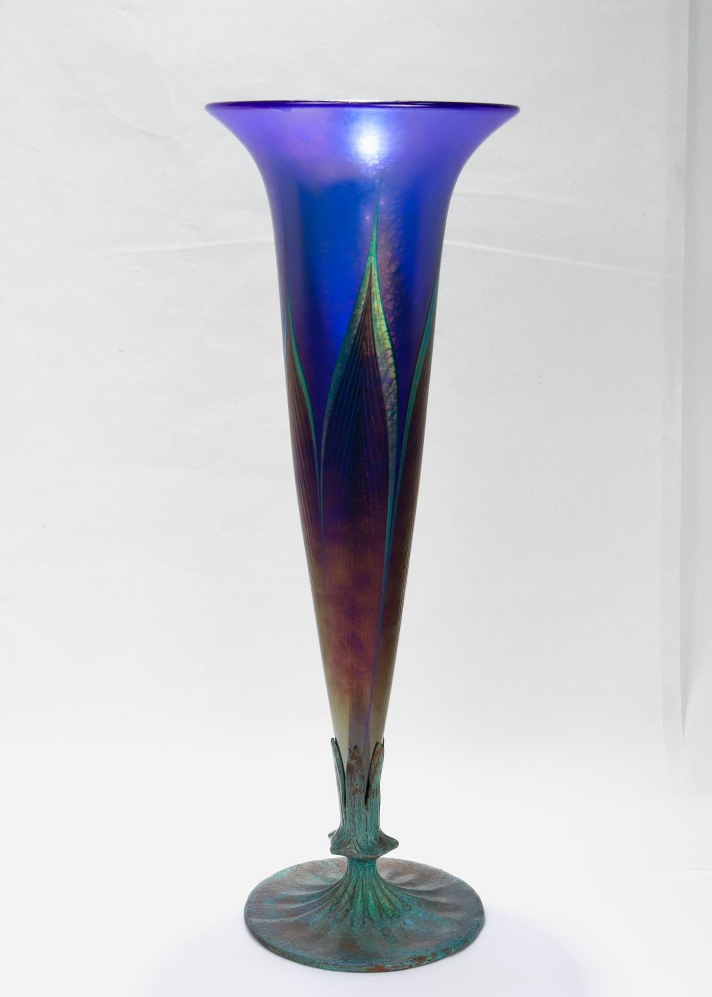 Antike Lundberg Studios Kunstglas gezogene Feder Kupfer montiert Trompete Vase (amerikanisch) im Angebot