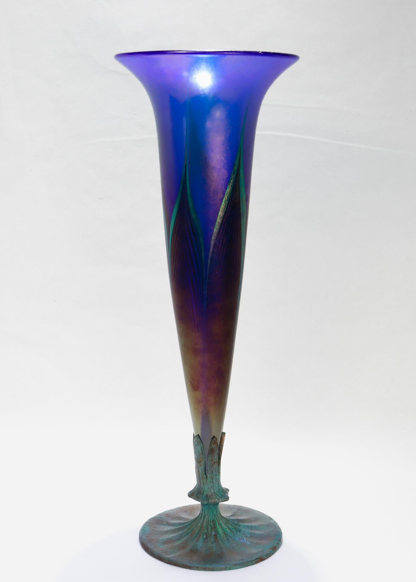 Antike Lundberg Studios Kunstglas gezogene Feder Kupfer montiert Trompete Vase (Patiniert) im Angebot