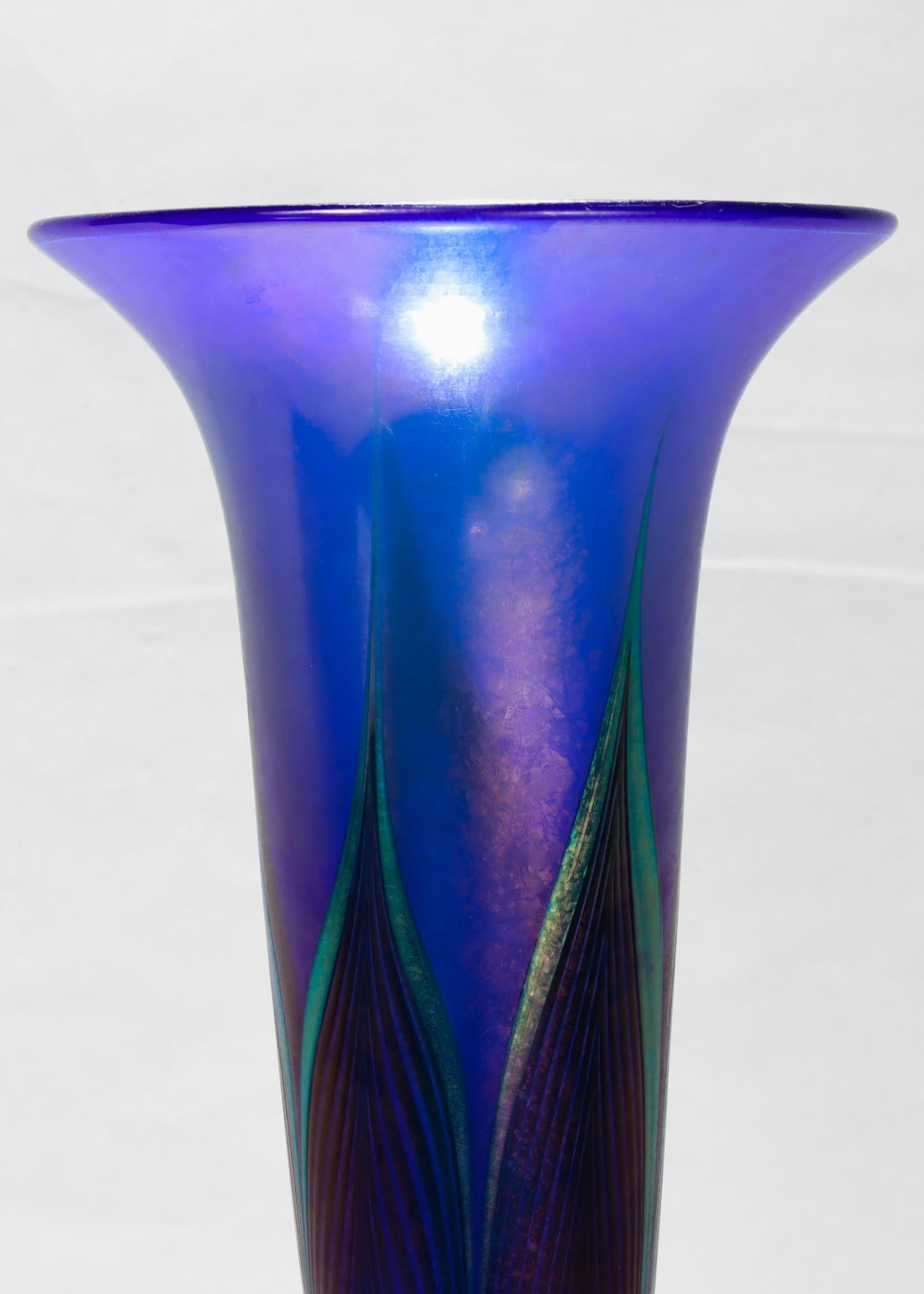 Antike Lundberg Studios Kunstglas gezogene Feder Kupfer montiert Trompete Vase im Zustand „Gut“ im Angebot in Philadelphia, PA