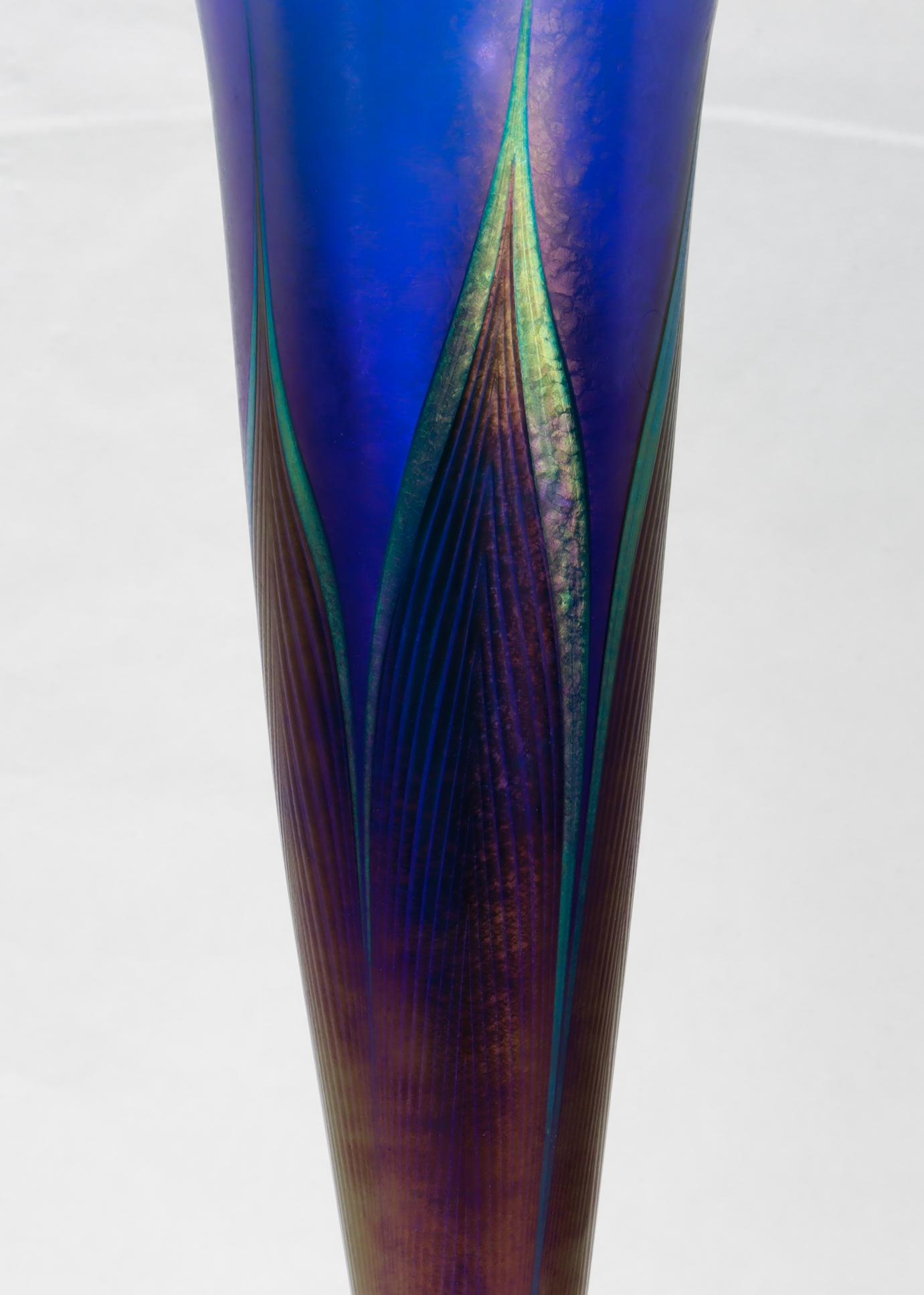 Antike Lundberg Studios Kunstglas gezogene Feder Kupfer montiert Trompete Vase (20. Jahrhundert) im Angebot