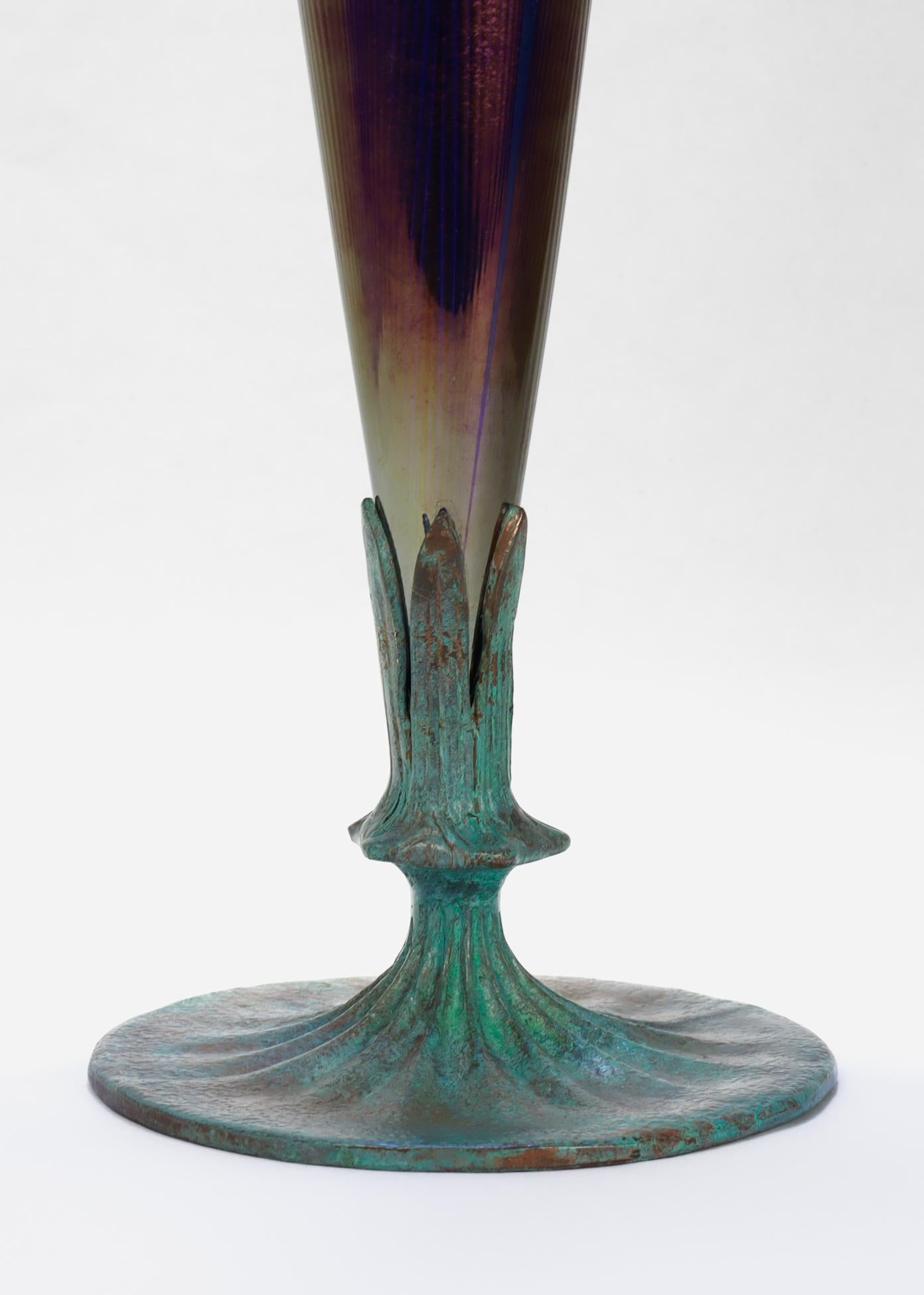 Antike Lundberg Studios Kunstglas gezogene Feder Kupfer montiert Trompete Vase (Glaskunst) im Angebot
