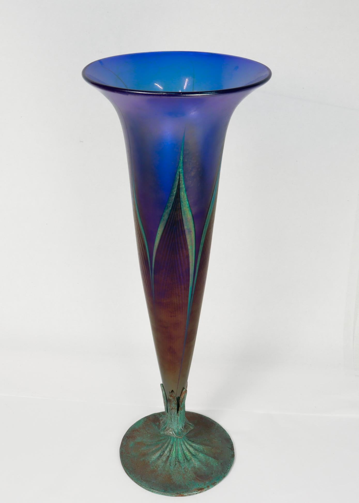 Antike Lundberg Studios Kunstglas gezogene Feder Kupfer montiert Trompete Vase im Angebot 1