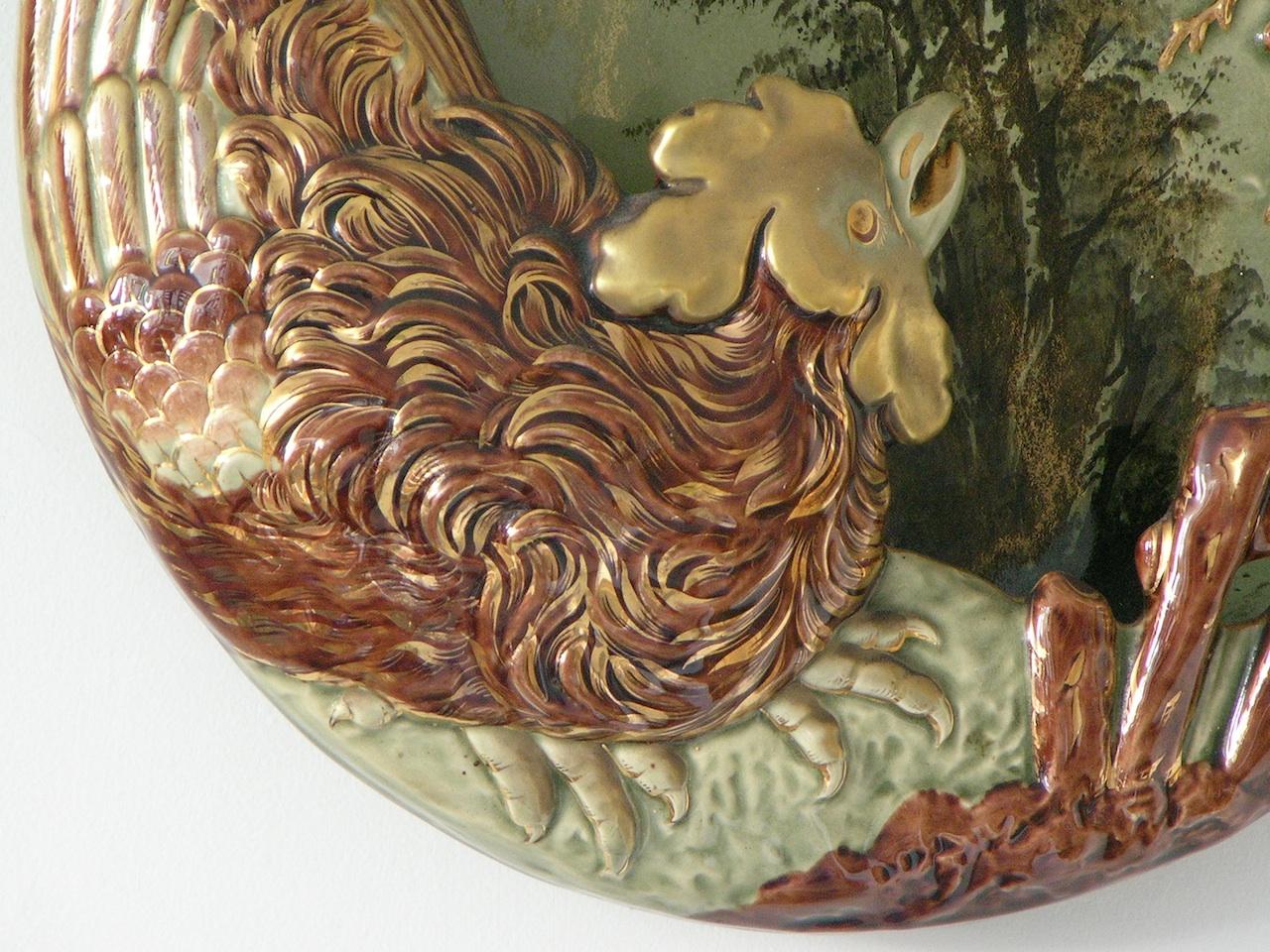 Fin du 19e siècle, un très rare vase de poche français antique Wall Pocket en faïence fine, émaillée à l'étain, en excellent état. Cette pièce est entièrement peinte à la main avec la plus haute qualité, représentant un coq et une clôture en bois en