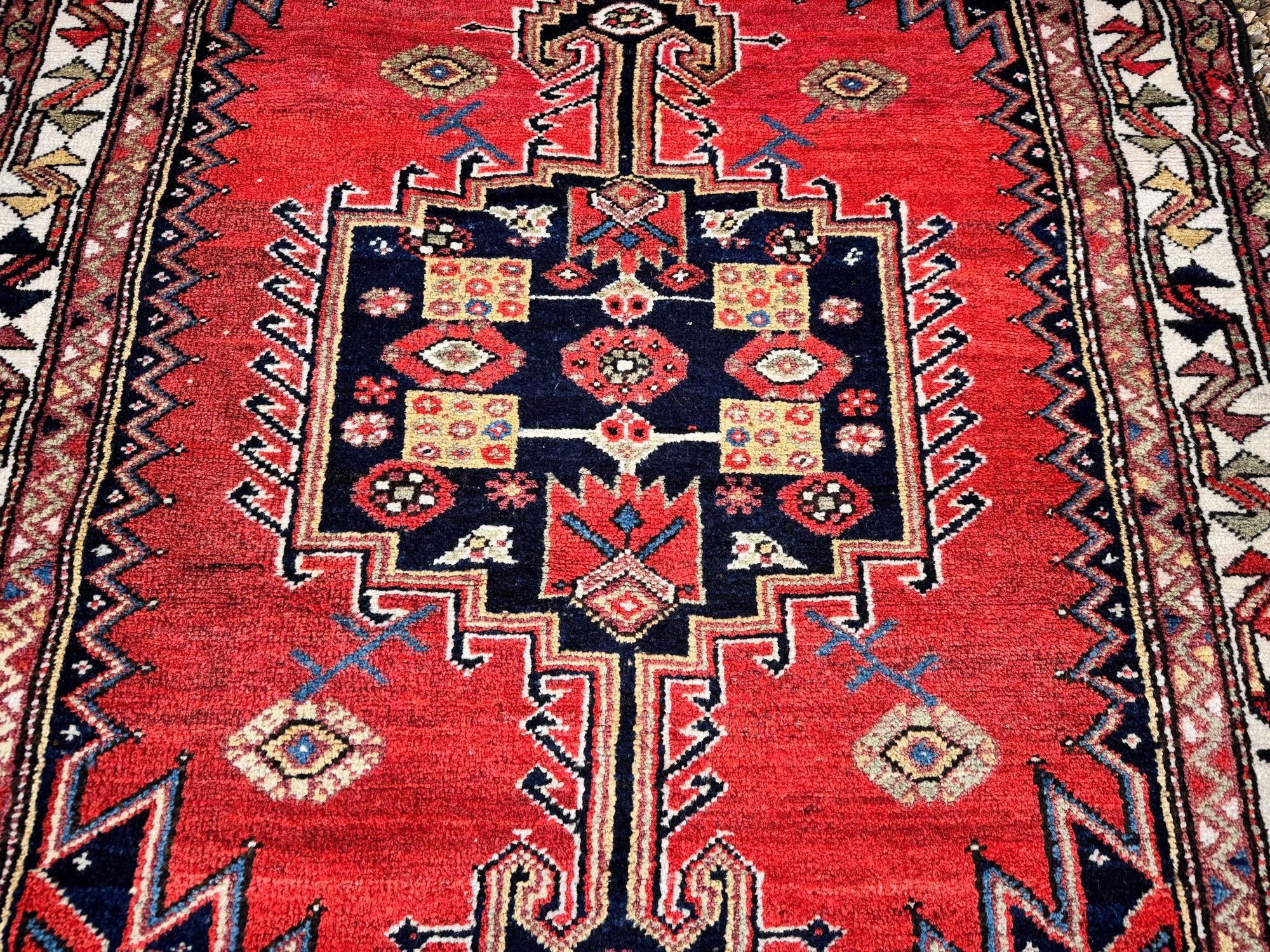 Antiker Luri-Teppich 1,97 m x 1,30 m, antik im Angebot 3