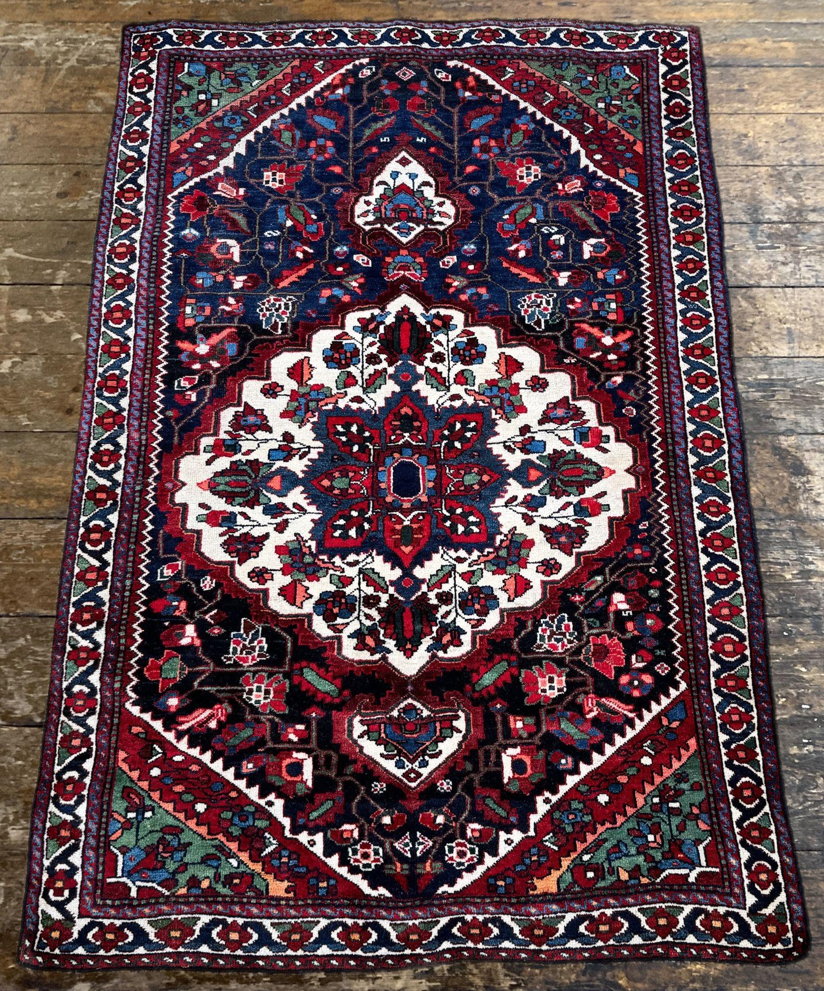 Inizio XX secolo Tappeto antico Luri 2,09m x 1,34m in vendita