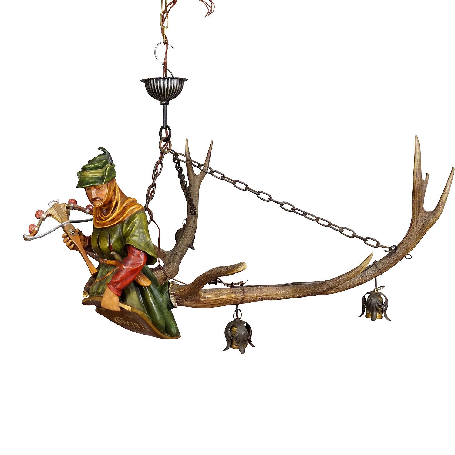 Antiker Lüster eines mittelalterlichen Jägers, ca. 1900er Jahre
Artikel e7357
Antiker Kronleuchter mit einer Gipsstatue eines mittelalterlichen Jägers mit Armbrust und Wappen. Plakette mit handgemalter Aufschrift 