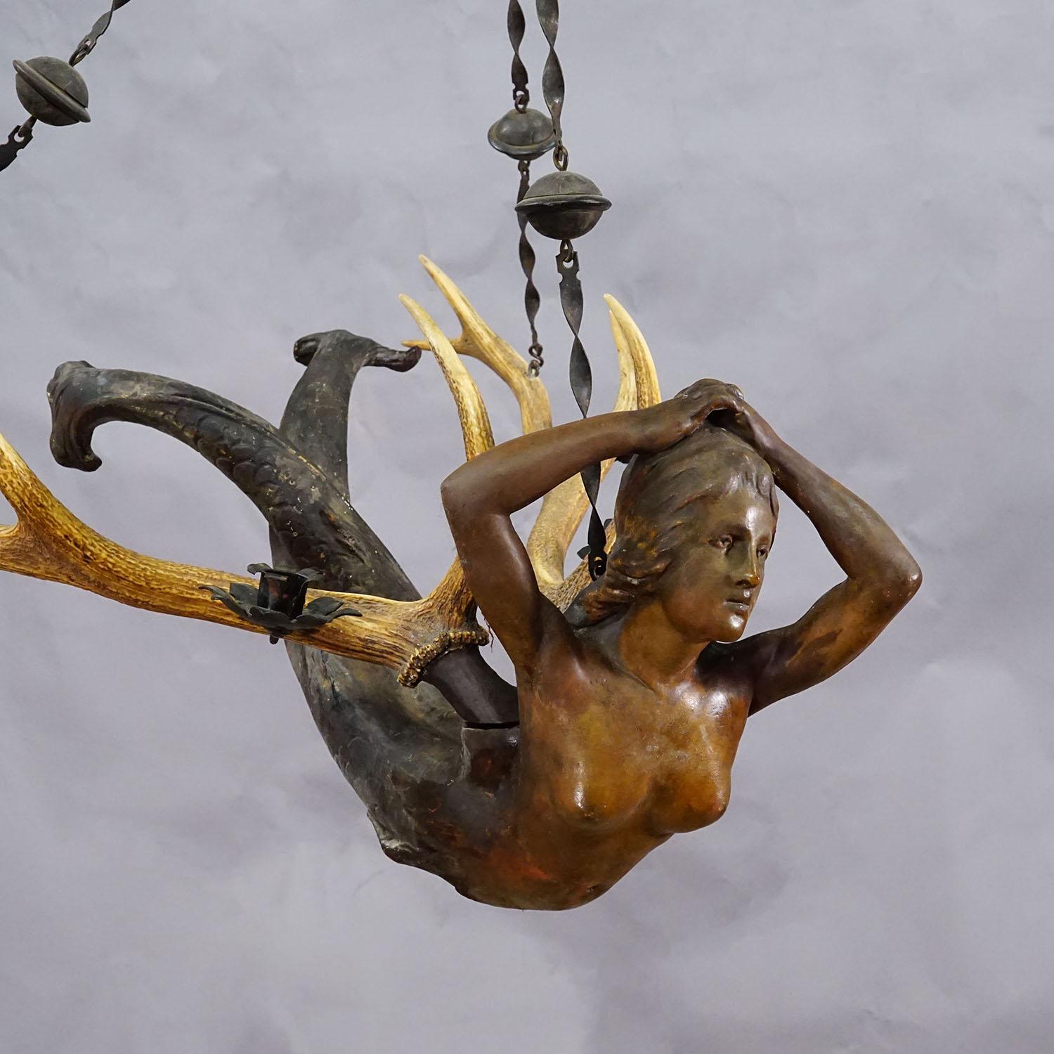 Antikes Lusterweibchen einer Meerjungfrau ca. 1880

Ein prächtiger antiker Kronleuchter, der eine Meerjungfrau darstellt. Die fein von Hand modellierte und bemalte Figur aus Gips sieht aus wie 'Lorelei'. Sie ist auf einem großen Damhirschgeweih