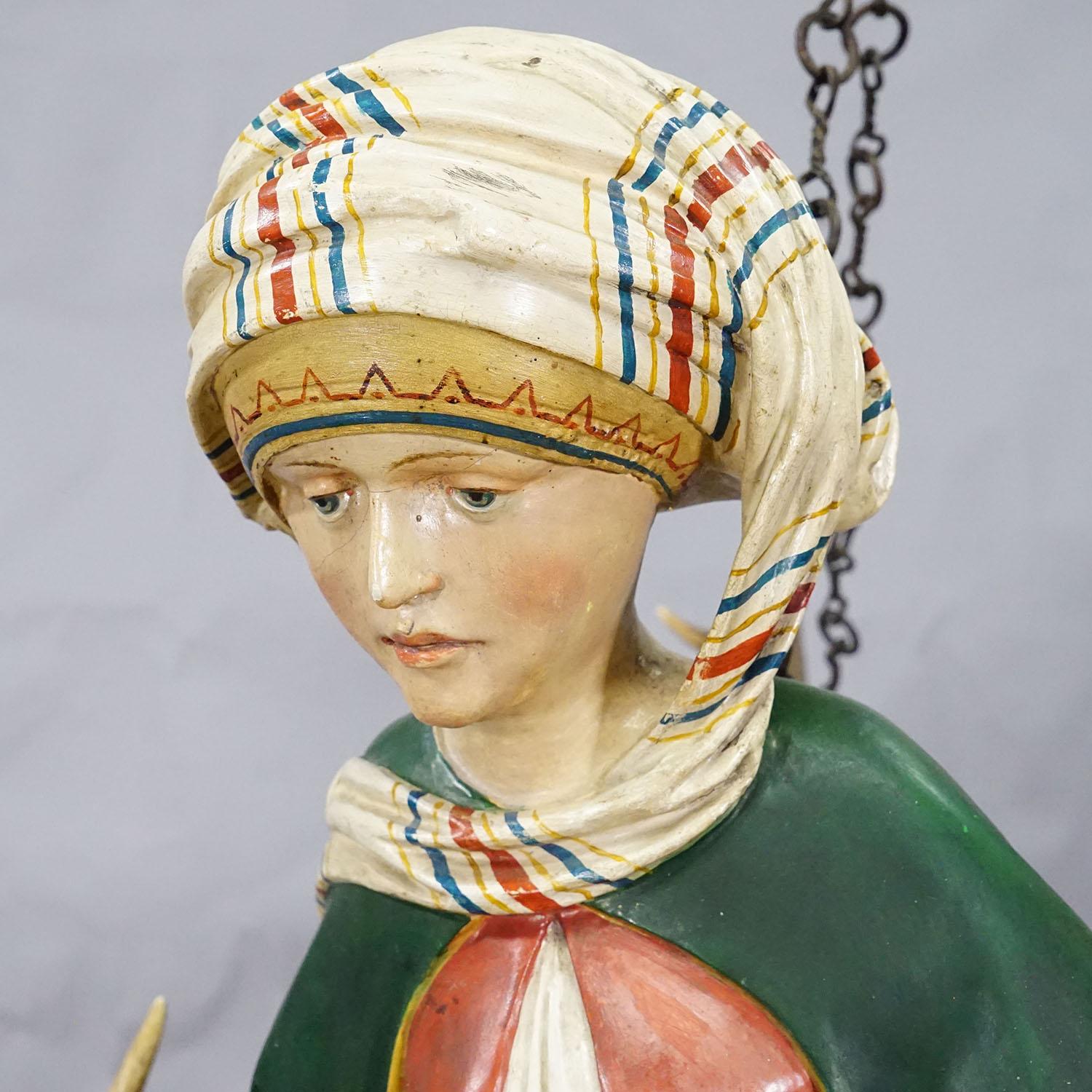 Antikes Lusterweibchen einer Patrizierin, Deutschland 1900

Ein fein handgeschnitztes und polychrom bemaltes Lüsterweibchen aus Holz, das eine sitzende Patrizierin darstellt. Sie trägt eine grüne, langärmelige Jacke über einem rötlichen Kleid, und