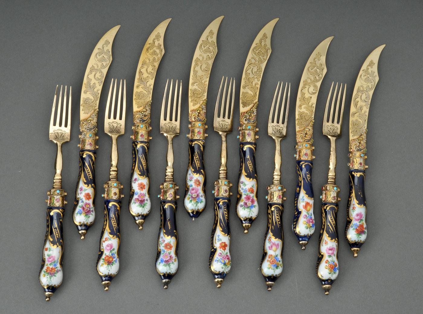 Antikes, luxuriöses, mit Juwelen besetztes Dessertbesteck aus 18 Karat vergoldetem Silber im Renaissance-Stil, bestehend aus sechs Messern und sechs Gabeln in einer zeitgenössischen Schachtel. Dieses Set ist ein Unikat, das in Österreich-Ungarn