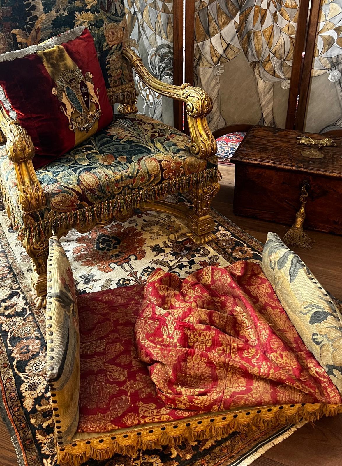 Antique Luxurious Late 18th Century Royal Dog Bed with French Tapestry and Silk For Sale 4
