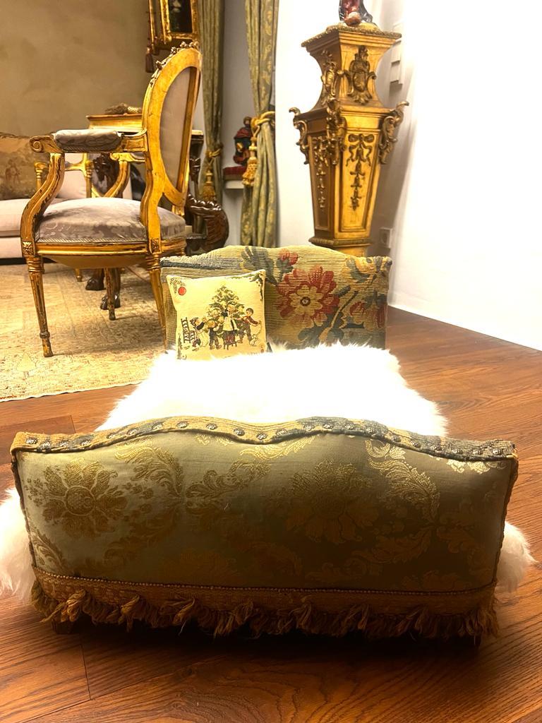 Dieses einmalige, prächtige Hunde-/Haustierbett ist ein wahrer Luxusartikel für Ihr geliebtes Haustier. Das Bett ist mit französischer Aubusson-Tapisserie aus dem 18. Jahrhundert und antiker französischer Seide gepolstert, ergänzt durch antike