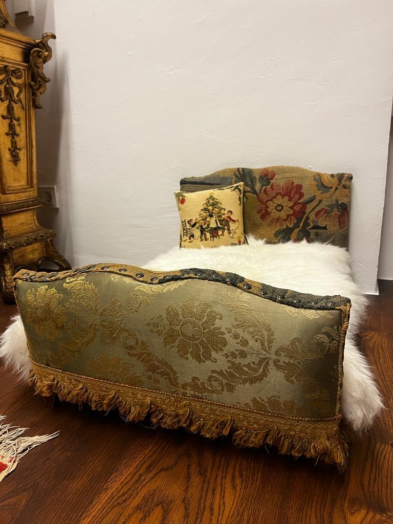 Baroque Antique Luxurious Late 18th Century Royal Dog Bed with French Tapestry and Silk For Sale