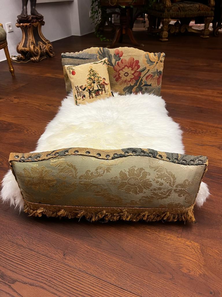 Antique Luxurious Late 18th Century Royal Dog Bed with French Tapestry and Silk For Sale 1