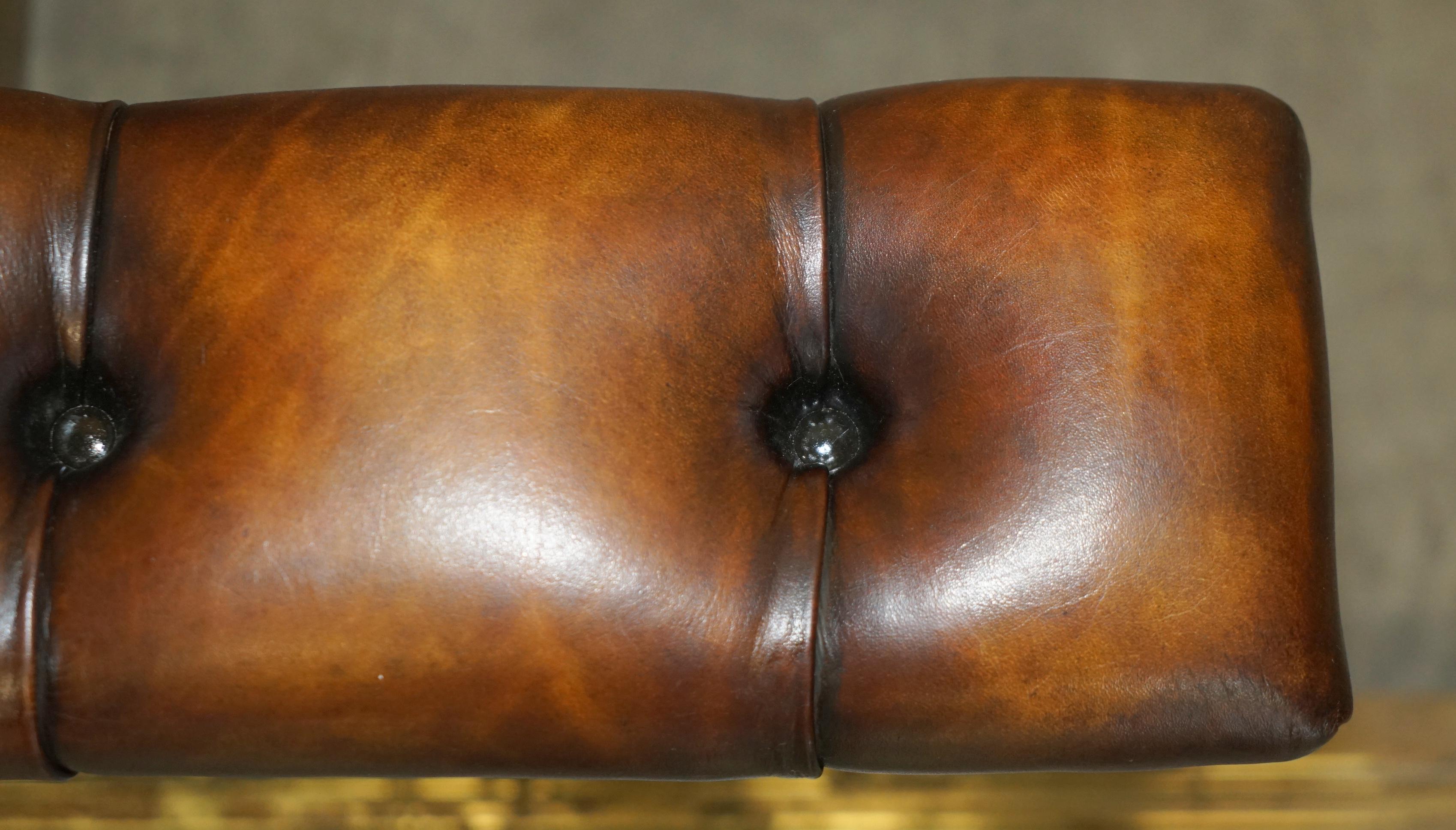 ANTiQUE LUXURY - DRAPEAU DE CLUB RÉALISÉ À CHAUSSURE EN CUIR BLANC AVEC CHESTERFIELD en vente 7