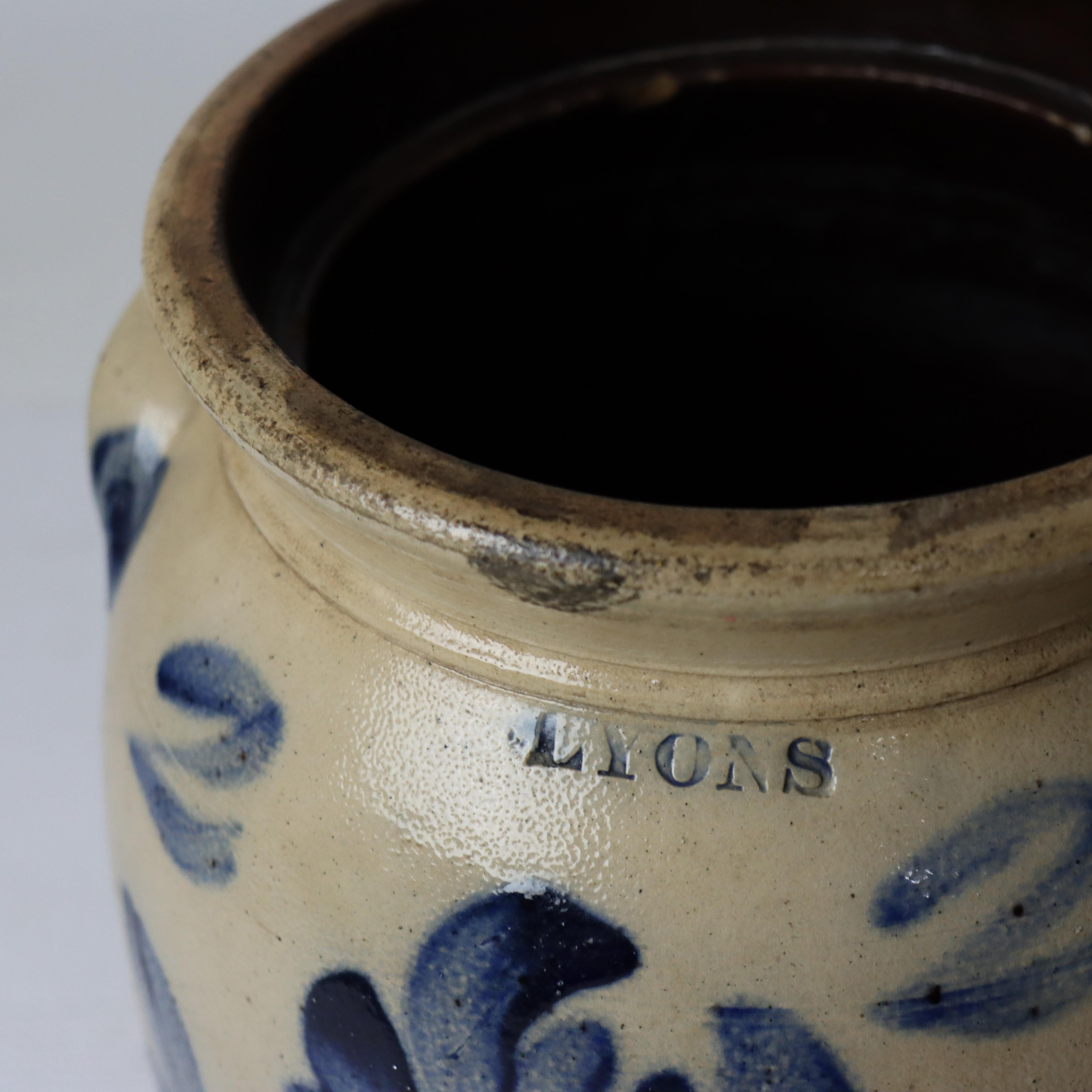 Ancienne cruche en grès de 2 gallons de Lyons avec motif floral bleu c1870 Bon état - En vente à Big Flats, NY