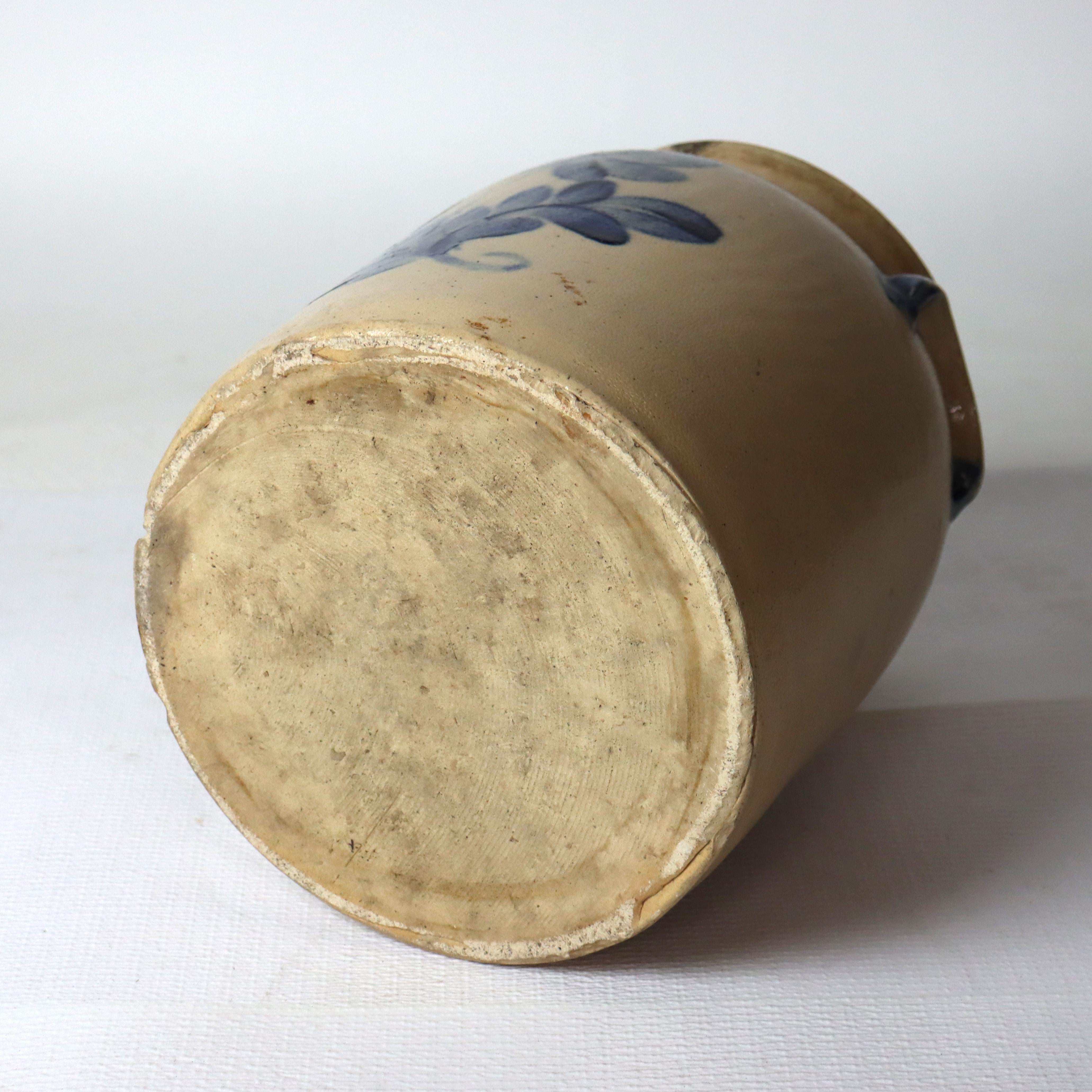 Ancienne cruche en grès de 2 gallons de Lyons avec motif floral bleu c1870 en vente 3