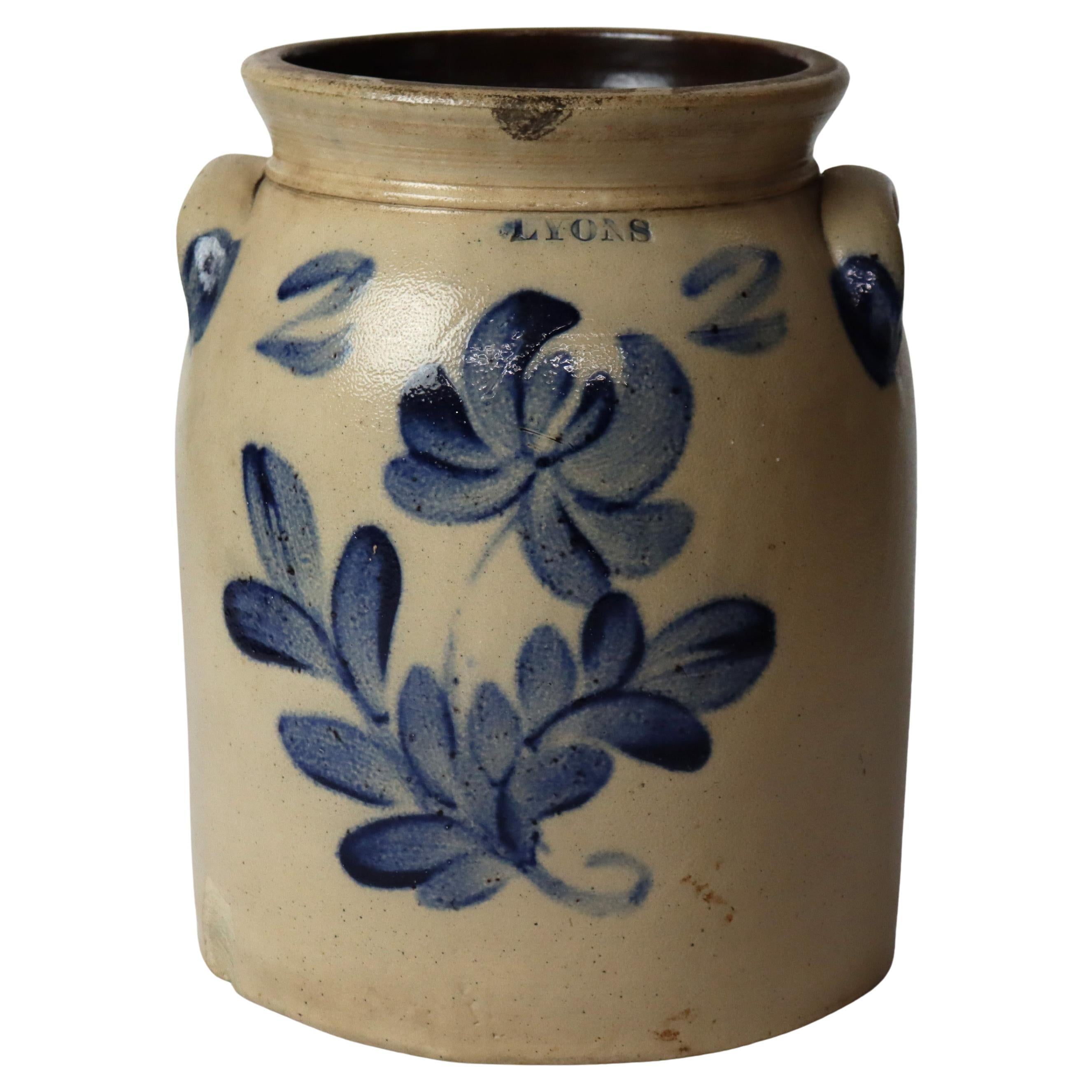 Ancienne cruche en grès de 2 gallons de Lyons avec motif floral bleu c1870