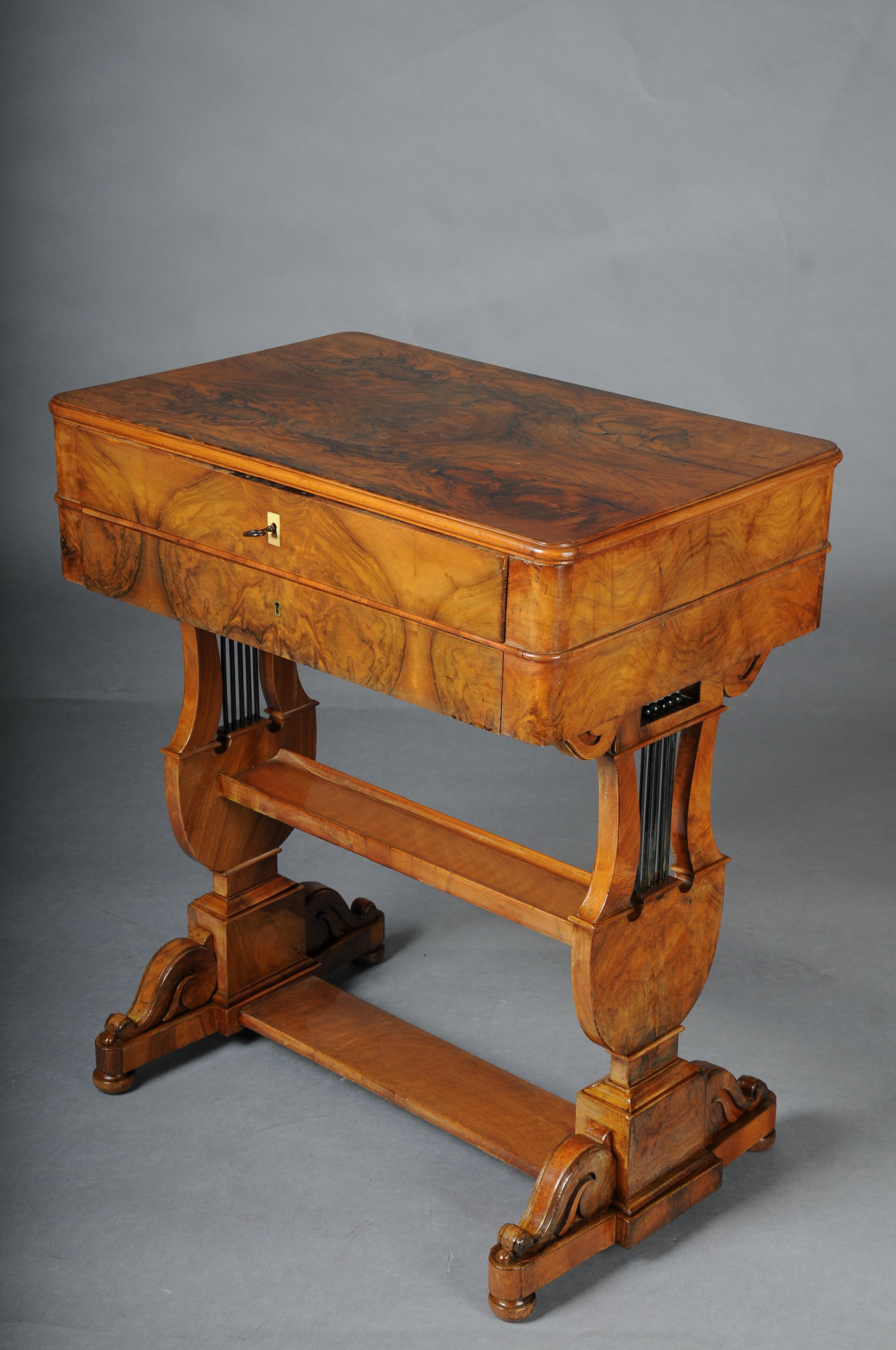 Table d'appoint/table à coudre ancienne en forme de lyre, placage de racines, vers 1830

Bois massif avec placage de racines. Forme inhabituelle avec des pieds en lyre reliés par deux barres centrales. Boîte à cadre rectangulaire avec deux tiroirs