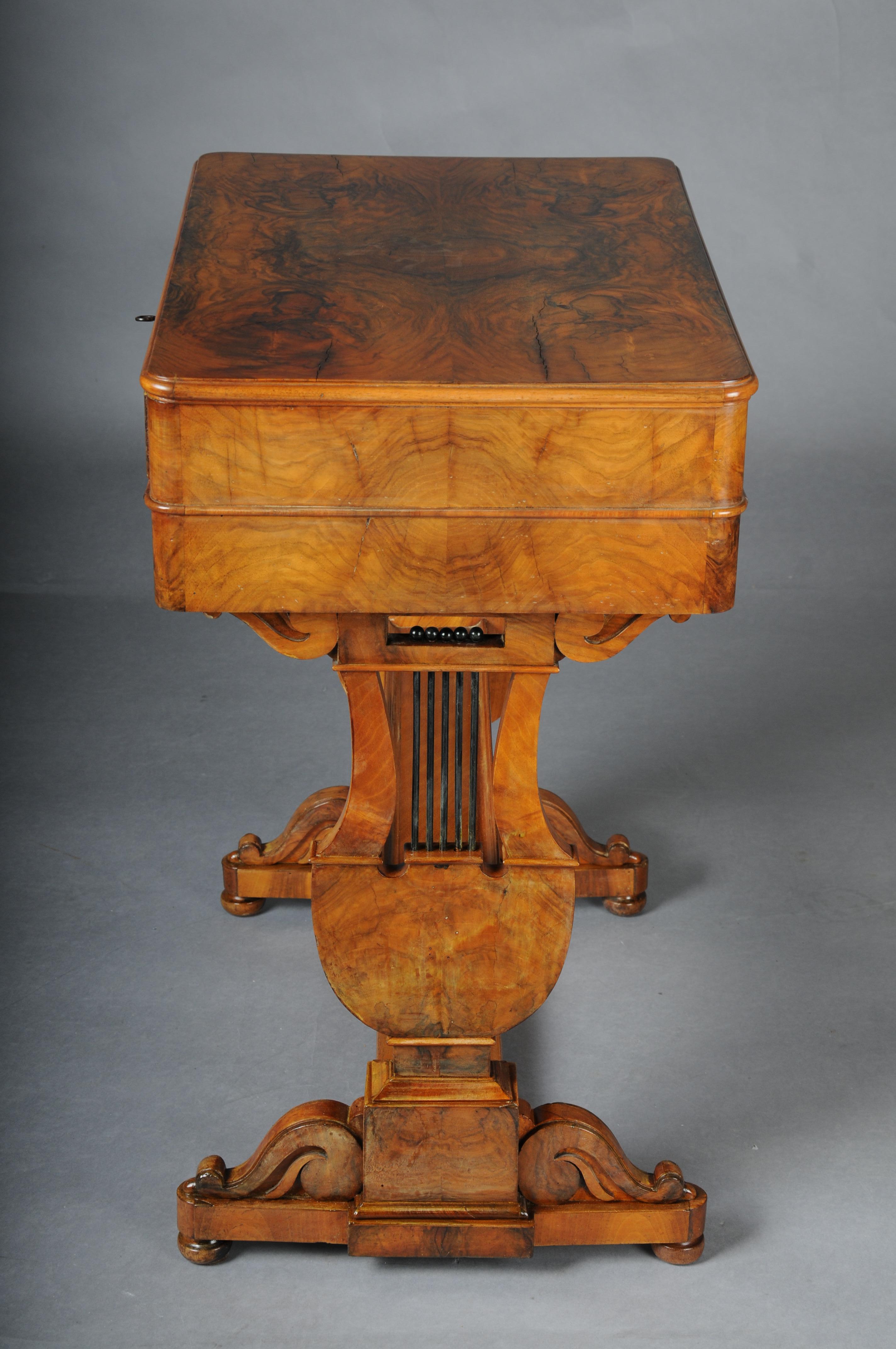 XIXe siècle Table d'appoint/table à coudre ancienne en forme de lyre, placage de racines, vers 1830 en vente