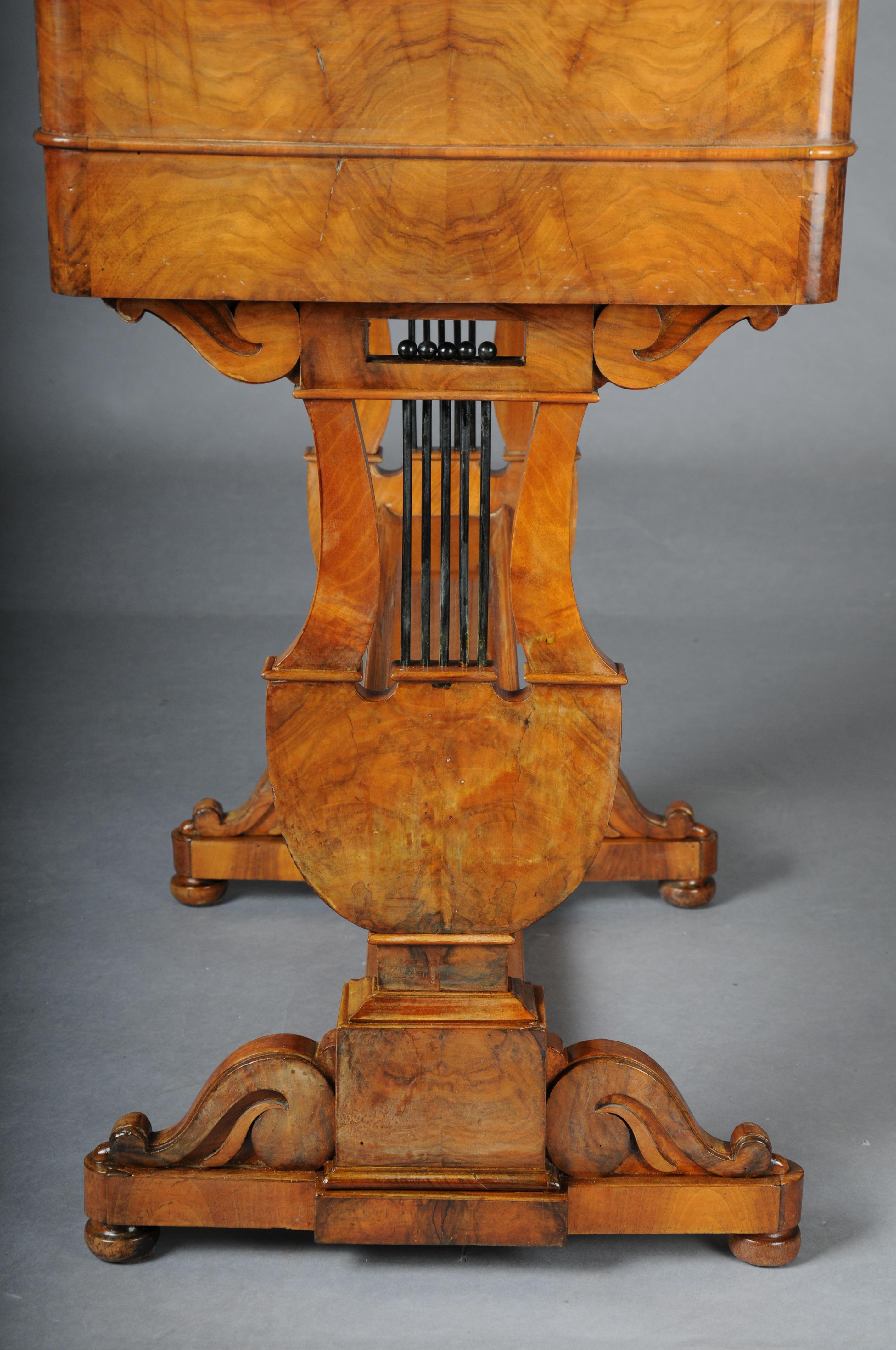 Bois Table d'appoint/table à coudre ancienne en forme de lyre, placage de racines, vers 1830 en vente