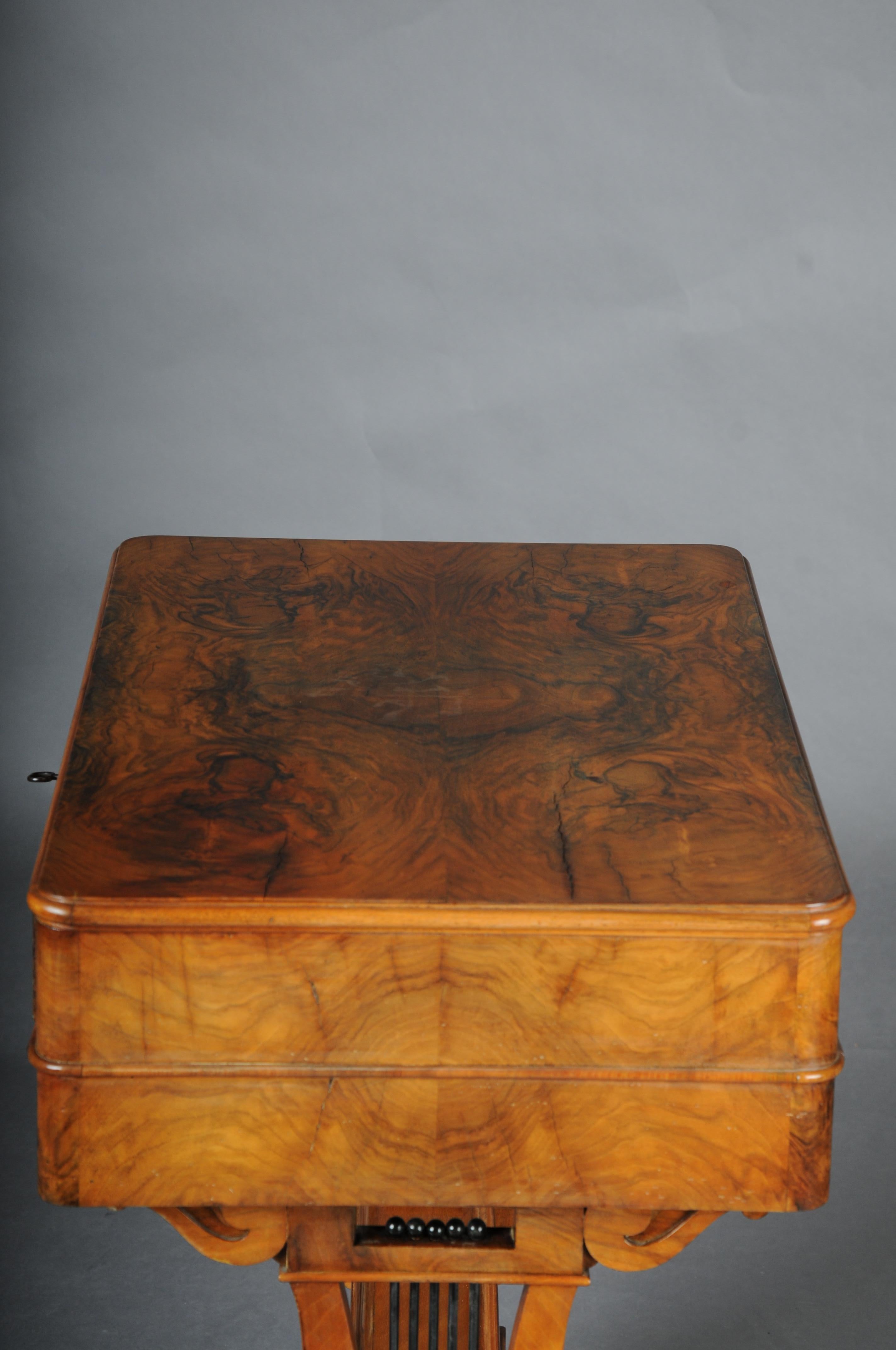 Table d'appoint/table à coudre ancienne en forme de lyre, placage de racines, vers 1830 en vente 1