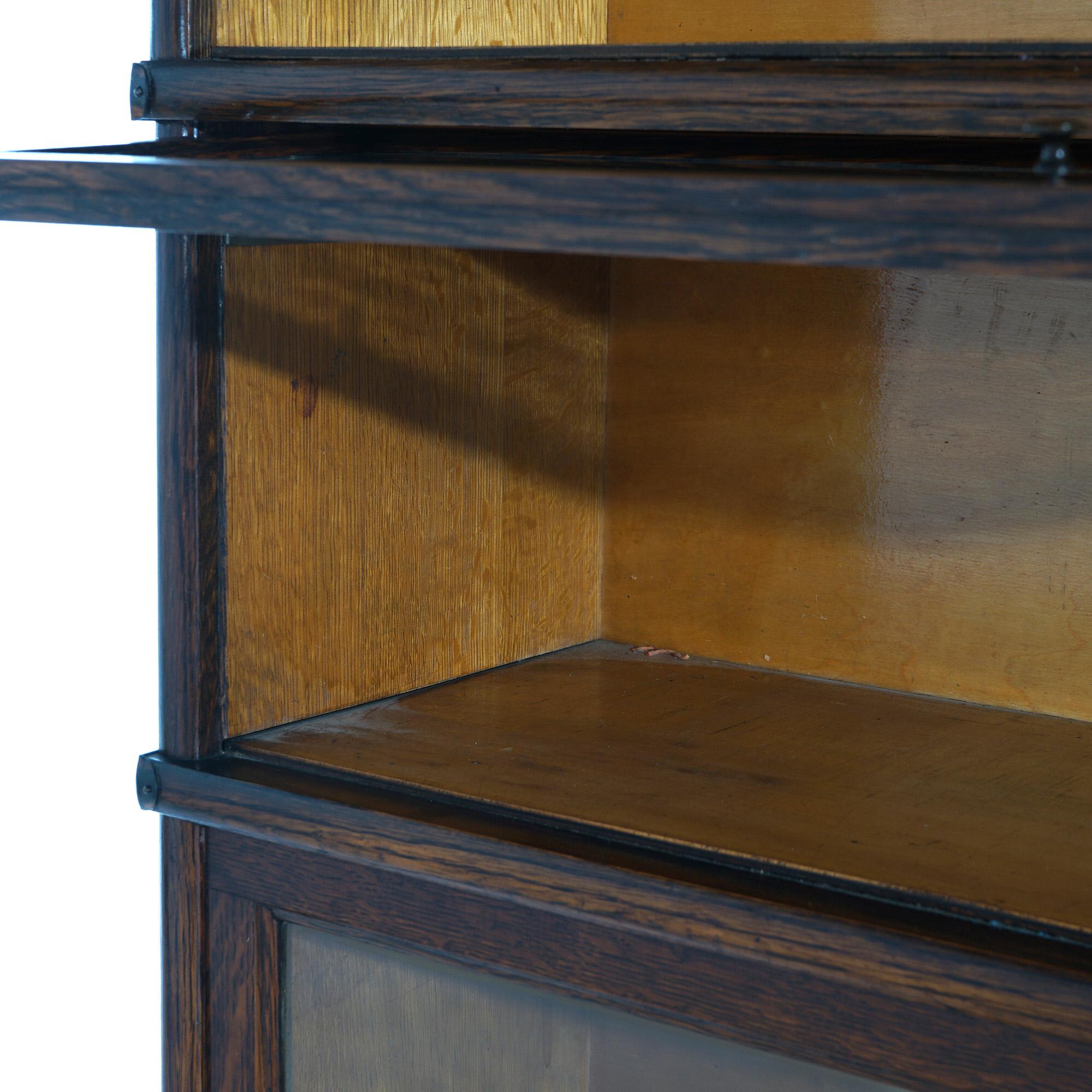 Antica libreria Macey Arts & Crafts a tre ripiani con base a Ogee in Oak C1920 In condizioni buone in vendita a Big Flats, NY