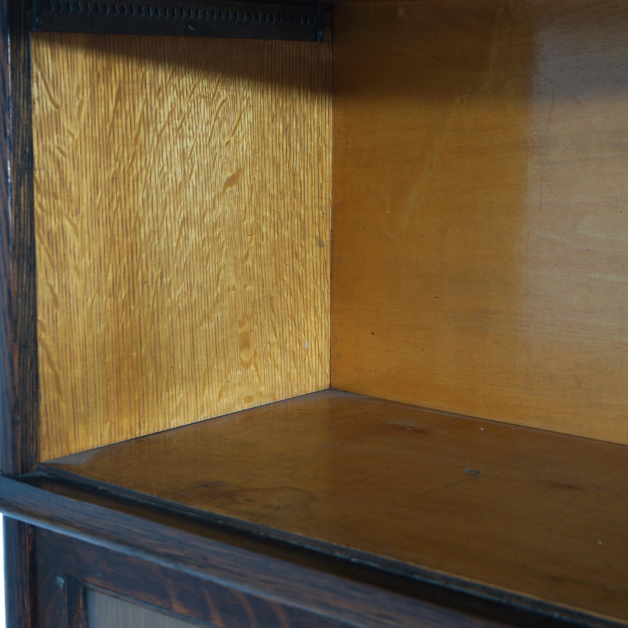 XX secolo Antica libreria Macey Arts & Crafts a tre ripiani con base a Ogee in Oak C1920 in vendita