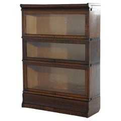 Antikes Macey Arts & Crafts Dreistöckiges Eichenholz-Bücherregal mit Eichenholzsockel und Barrister, um 1920