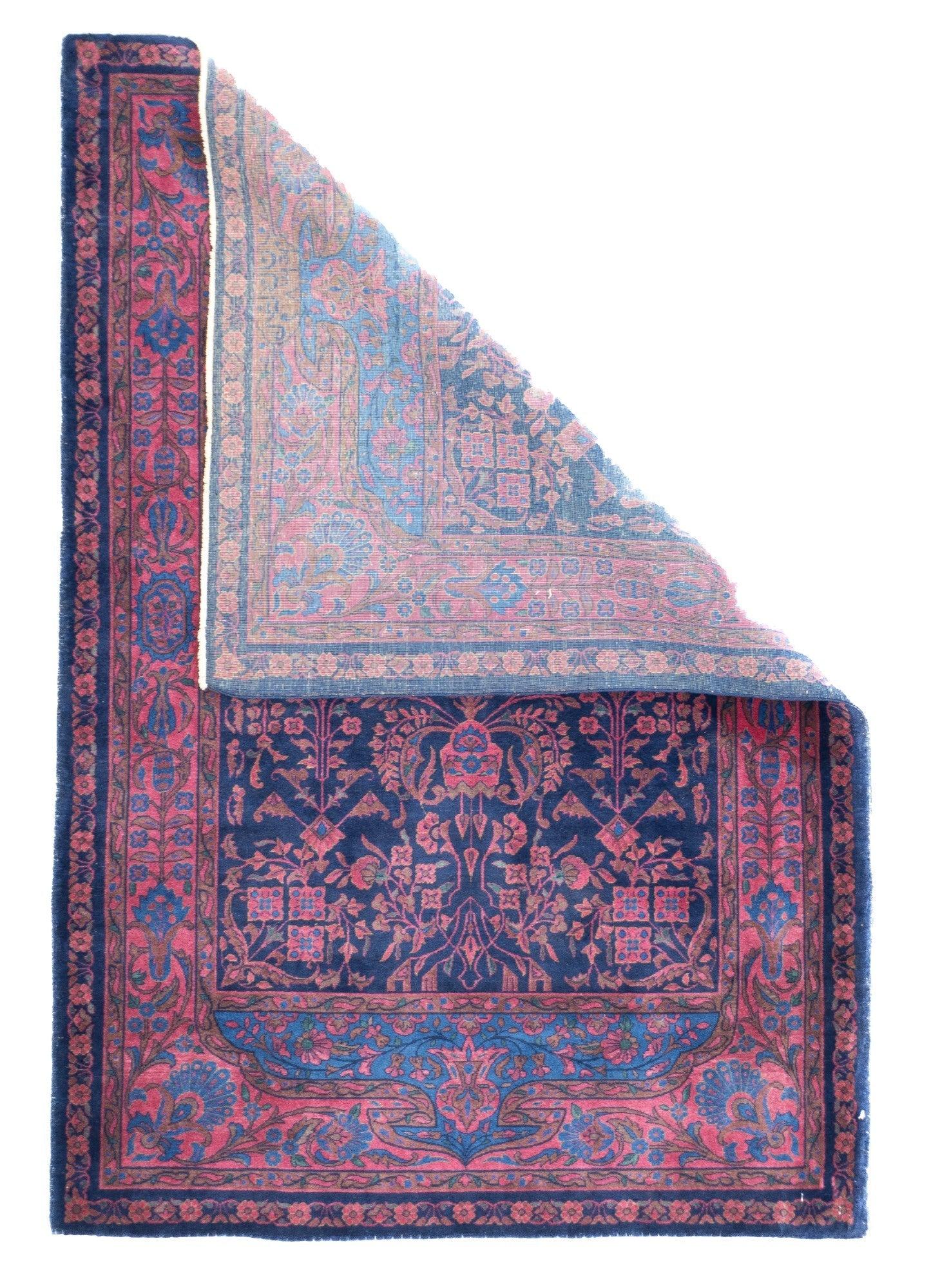 Tappeto antico Machester Kashan 3'4'' x 5'0''. Città della Persia centrale nota per i tappeti finemente tessuti, di dimensioni pari a quelle di una stanza, e per i tappeti sparsi, con colori dominanti rosso e blu, e con motivi a medaglione e