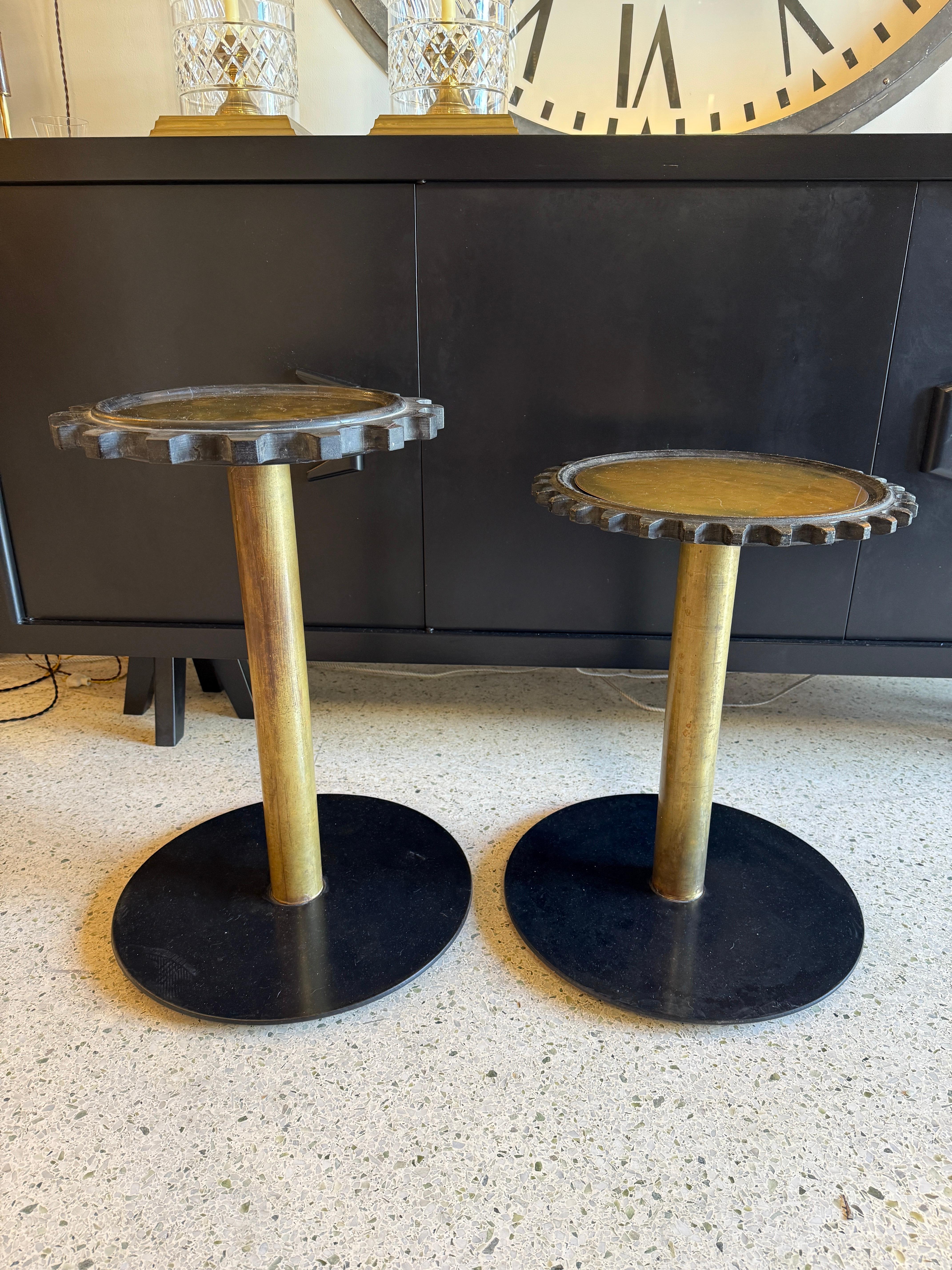 Esta mesa ÚNICA EN SU TIPO es la más alta de las DOS disponibles (se venden por separado) - hecha con un tablero de molde de la época de las máquinas antiguas con inserción de latón y soporte de varilla de latón, base de hierro.  La meseta se ha