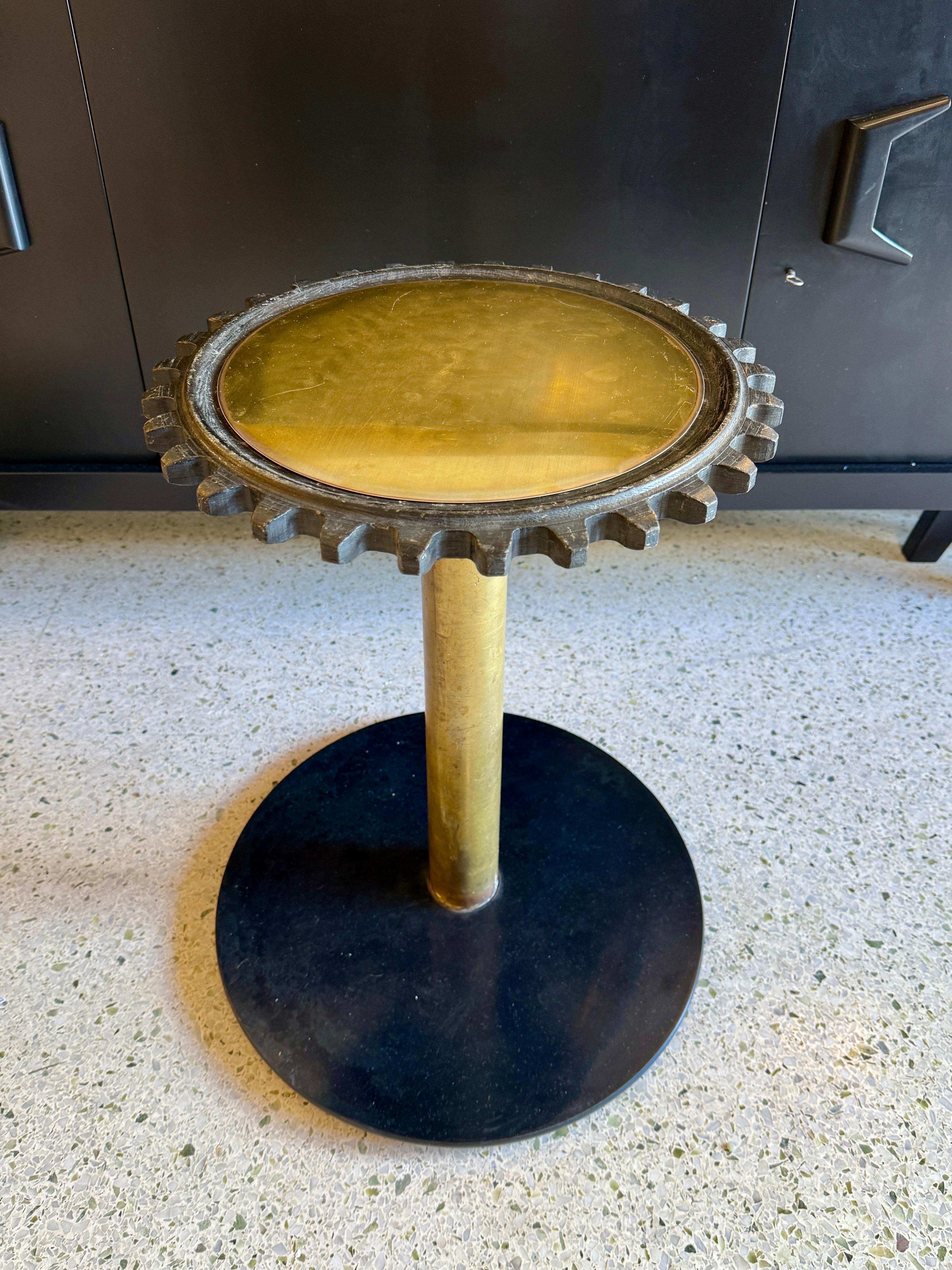 Ère de la machine Ancienne table d'appoint en laiton et Wood Wood Mold de Machin en vente