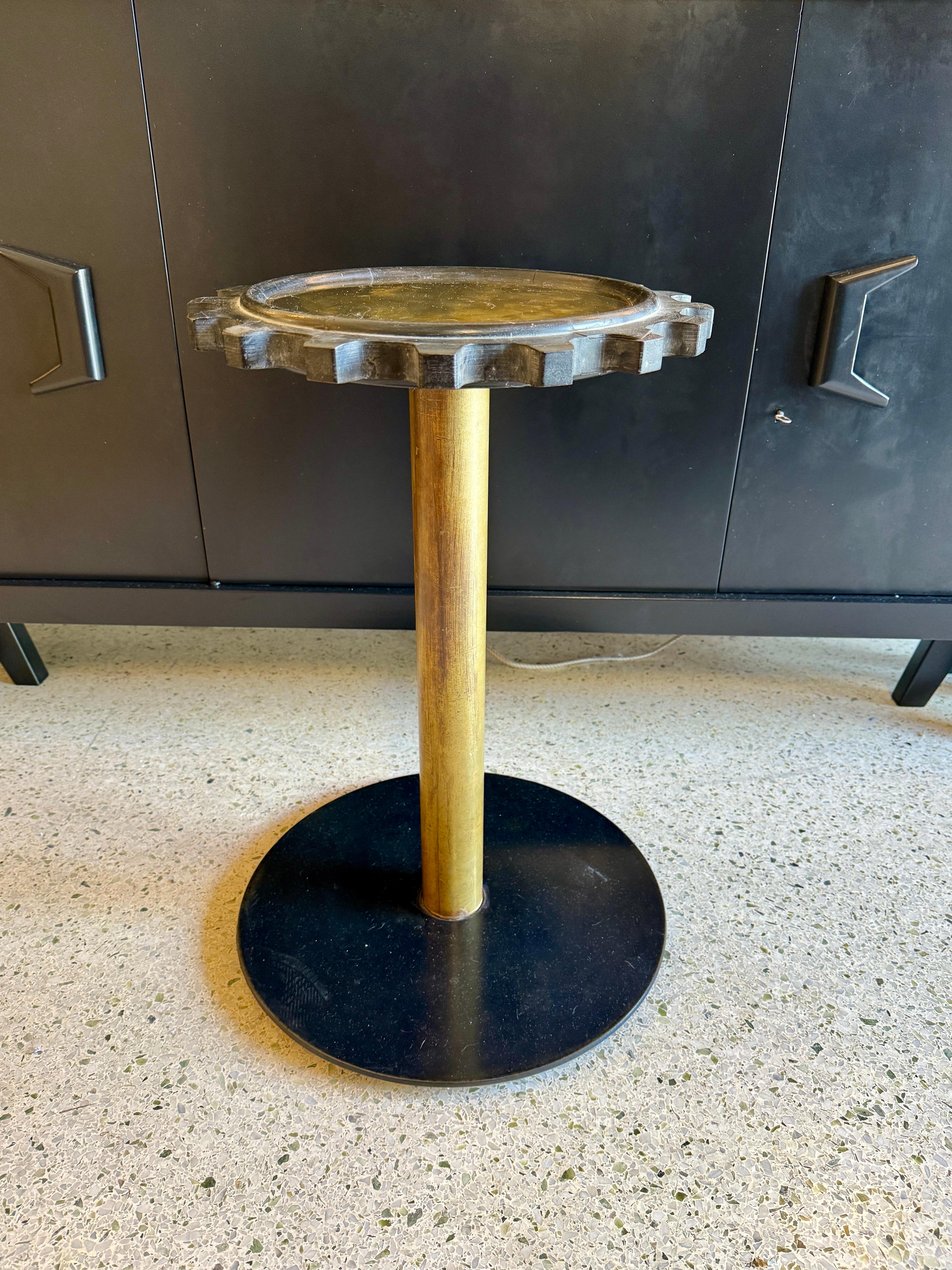 Mesa auxiliar antigua de madera moldeada a máquina y latón Latón en venta