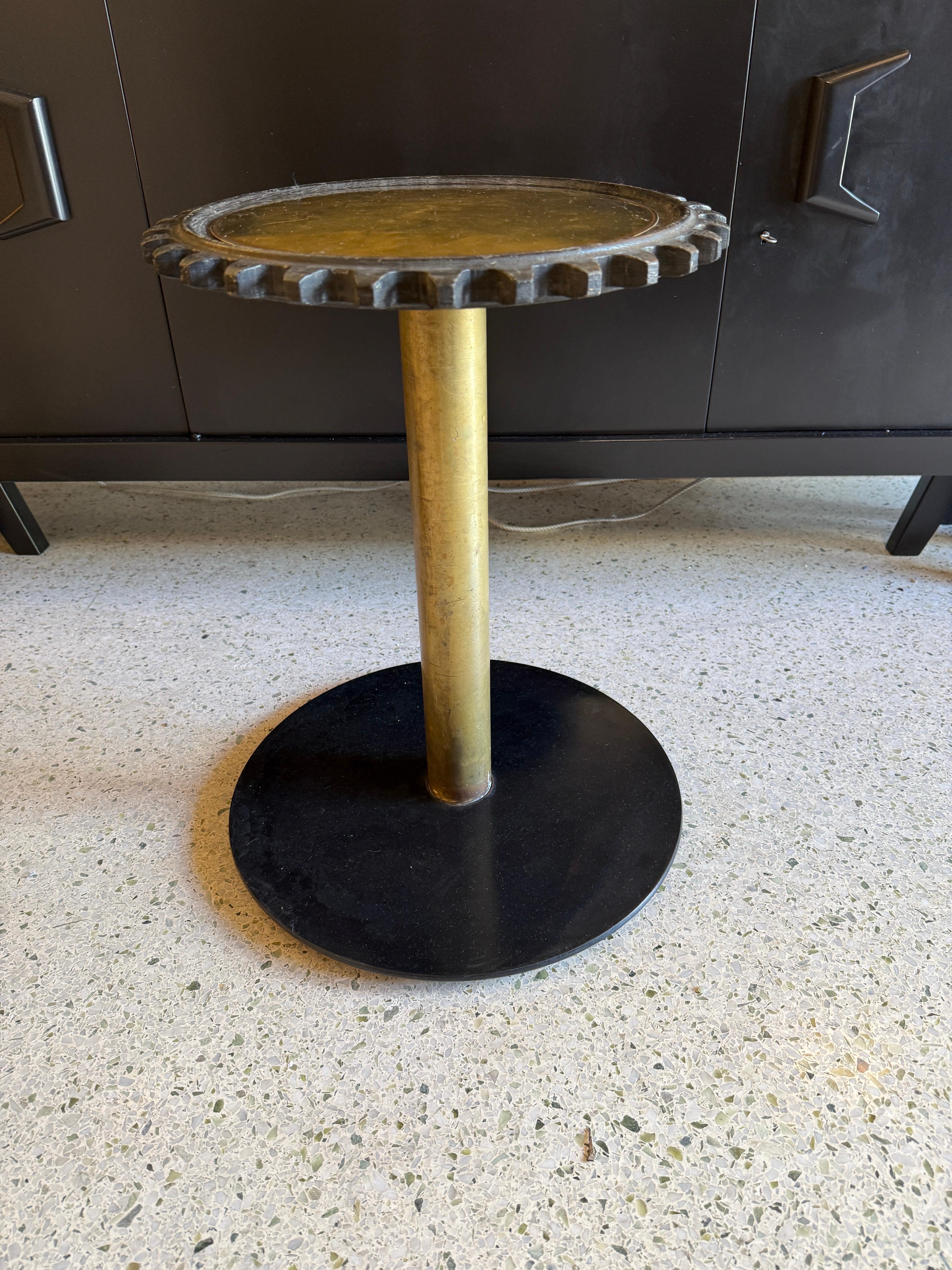 Laiton Ancienne table d'appoint en laiton et Wood Wood Mold de Machin en vente