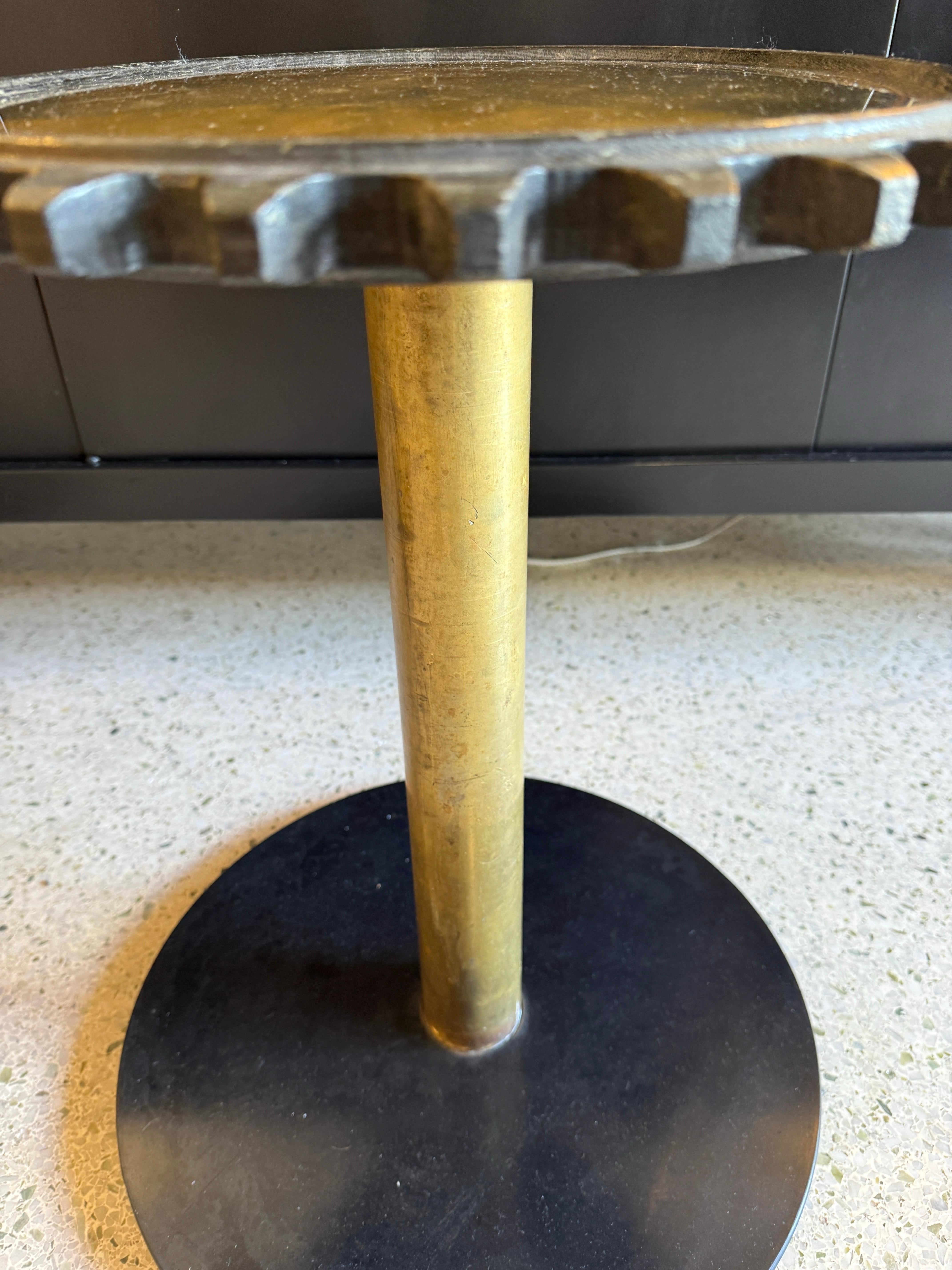 Ancienne table d'appoint en laiton et Wood Wood Mold de Machin en vente 1