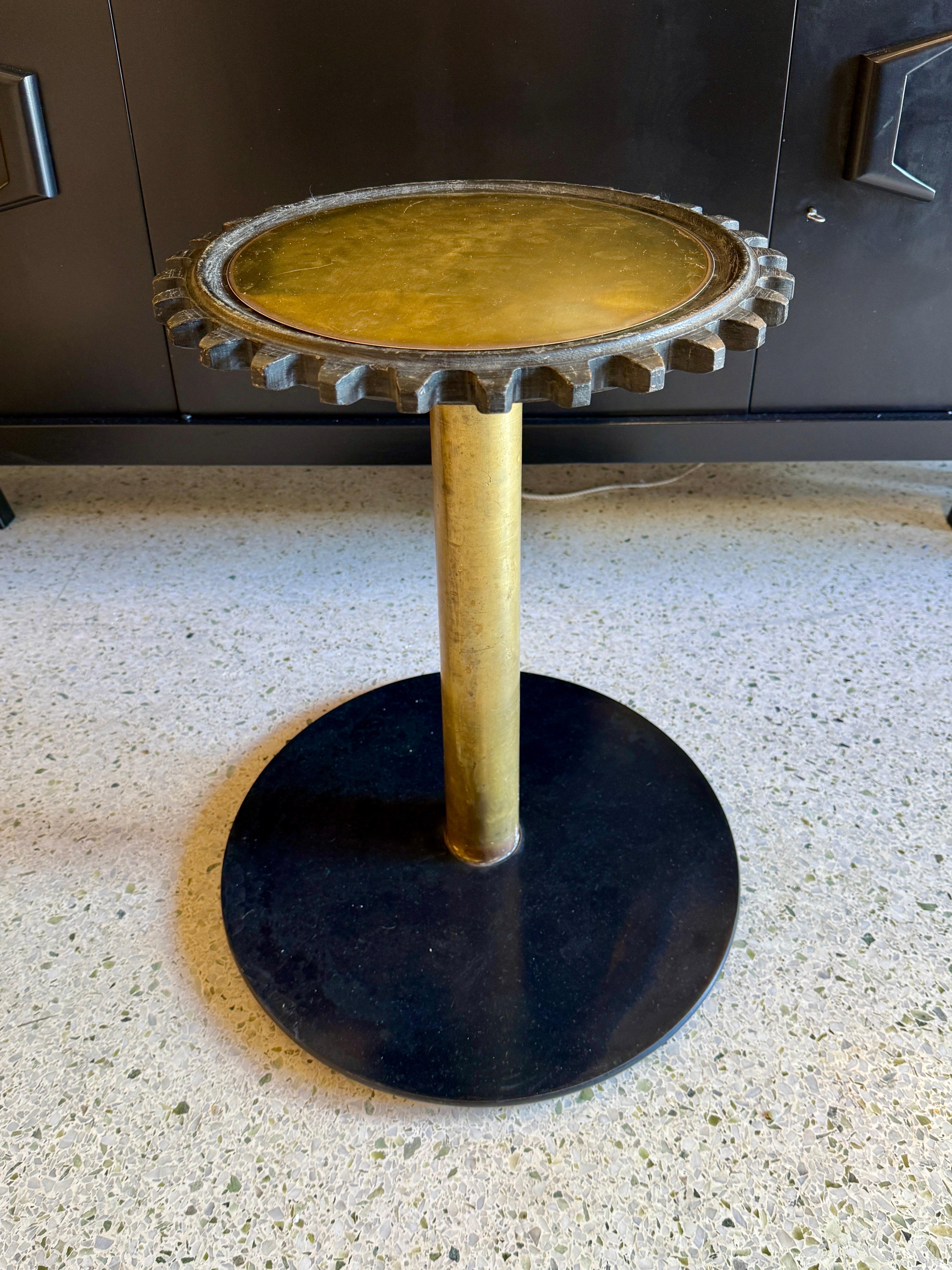 Ancienne table d'appoint en laiton et Wood Wood Mold de Machin en vente 2
