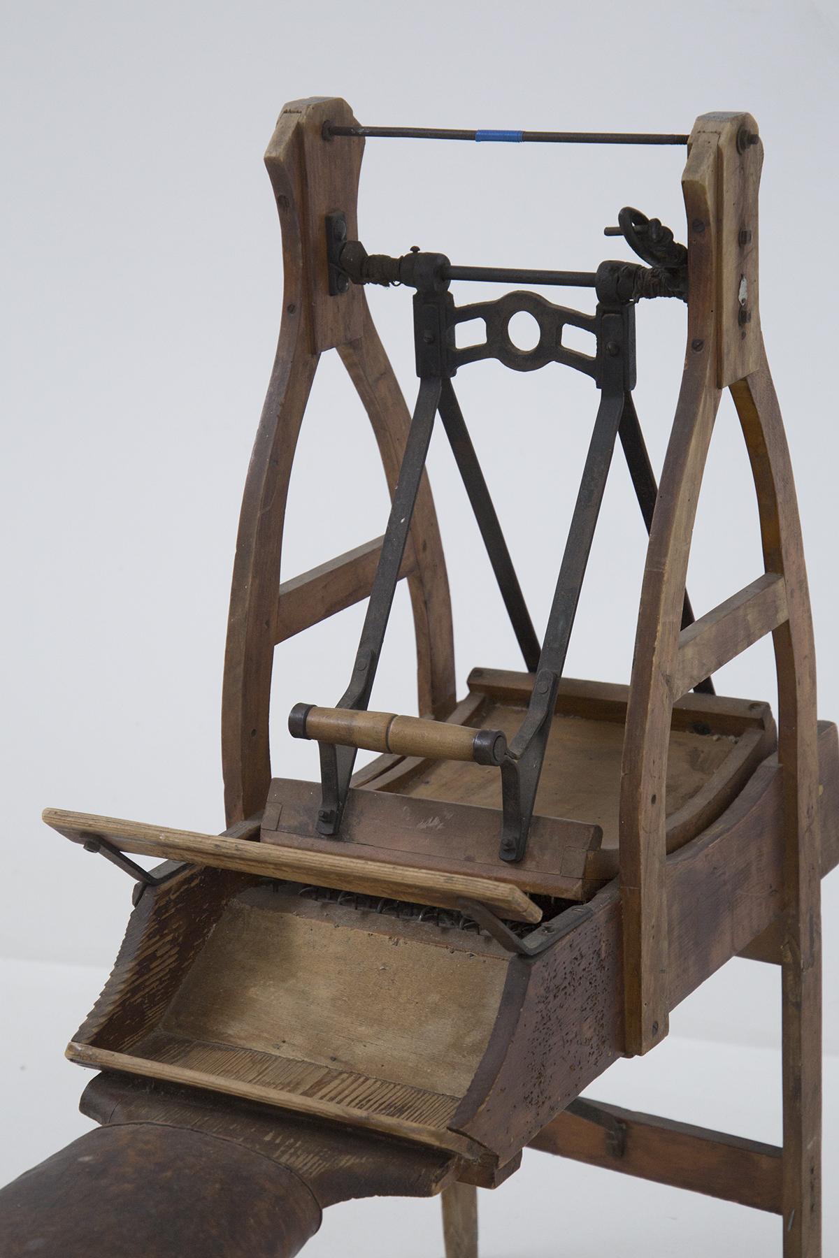 Antike antike Machine aus Holz für Wolle im Angebot 4