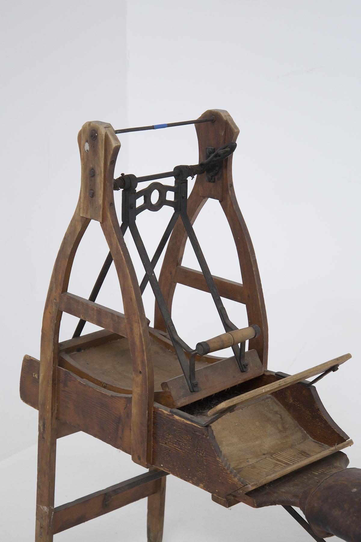 Antike Maschine zur Bearbeitung von Wolle, ganz aus Holz, aus dem Anfang des Jahres 900, italienische Herstellung.
Die Struktur ist typisch für die Maschinen der Vergangenheit: Es gibt einen unteren Sitz vorne, der Sitz ist aus braunem, leicht