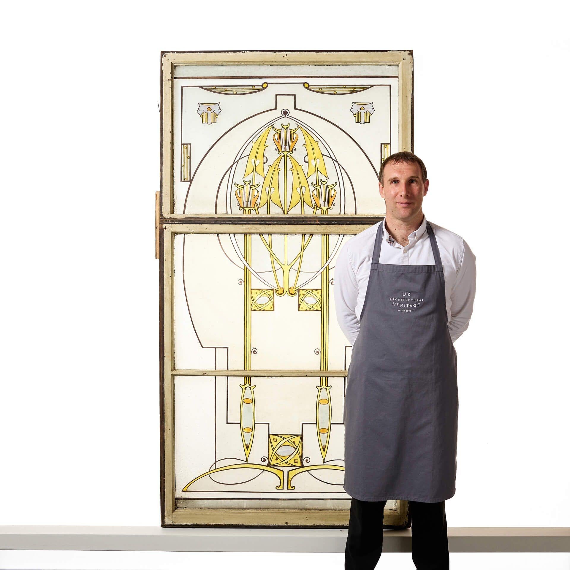 Vitrail ancien de style Arte Antiques attribué au designer Charles Mackintosh.

Récupéré dans une propriété de Manchester, ce panneau présente un design peint à la main de motifs organiques avec une touche géométrique stylisée, évoquant la sérénité