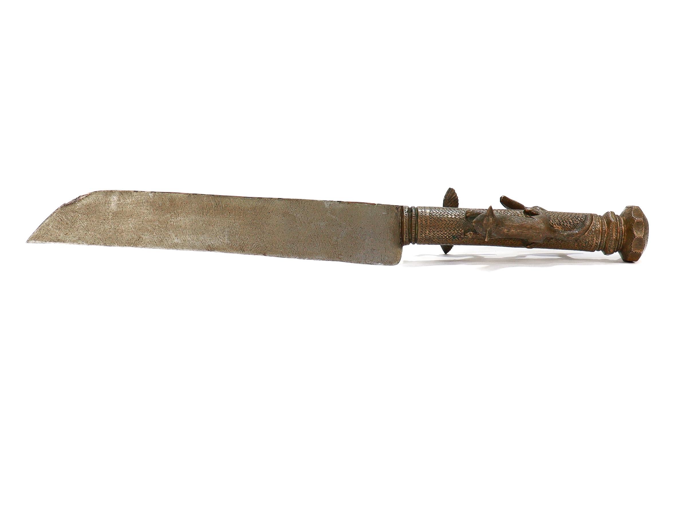 Couteau ancien en bronze de la tribu malgache des Bara avec manche figuratif en vente 4